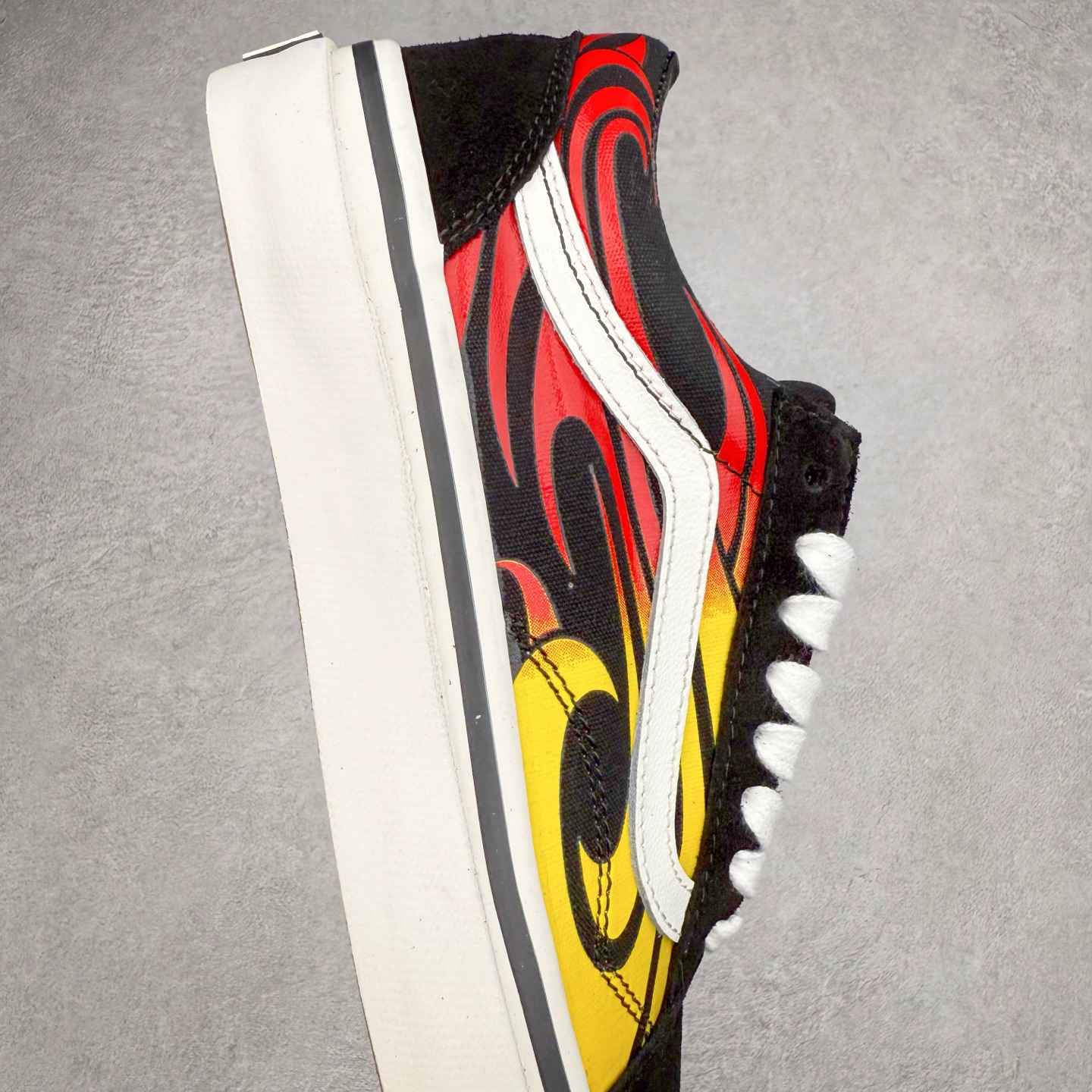 图片[6]-Vans Premium Old Skool 舒适百搭 防滑减震 休闲硫化板鞋 鞋款以黑色作为主调，神秘深邃，奠定酷感基调；明艳的黄色与热烈的红色巧妙点缀，像街头涂鸦般充满活力，碰撞出强烈的视觉冲击。 货号：VN000D56458 货号：VN000D56MCG 尺码： 35 36 36.5 37 38 38.5 39 40 40.5 41 42 42.5 43 44 45-选品中心