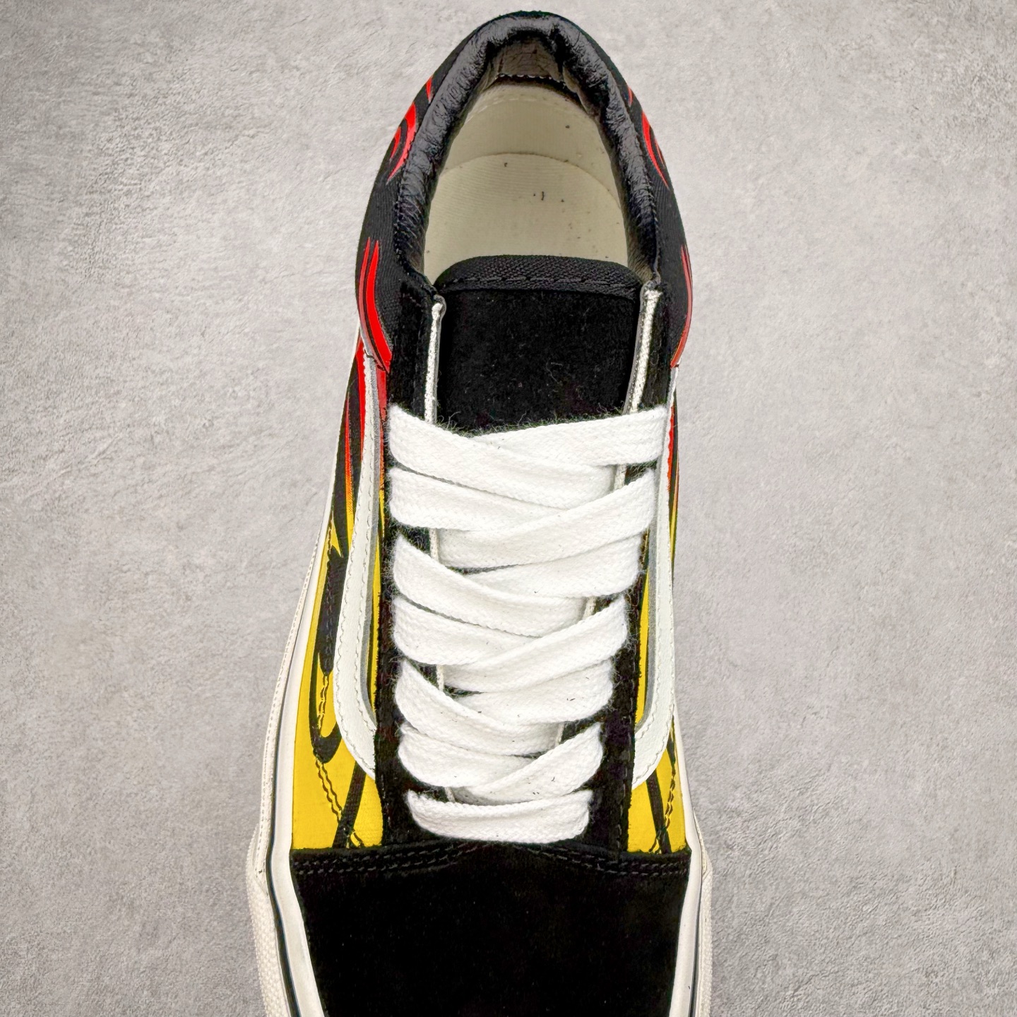 图片[5]-Vans Premium Old Skool 舒适百搭 防滑减震 休闲硫化板鞋 鞋款以黑色作为主调，神秘深邃，奠定酷感基调；明艳的黄色与热烈的红色巧妙点缀，像街头涂鸦般充满活力，碰撞出强烈的视觉冲击。 货号：VN000D56458 货号：VN000D56MCG 尺码： 35 36 36.5 37 38 38.5 39 40 40.5 41 42 42.5 43 44 45-选品中心