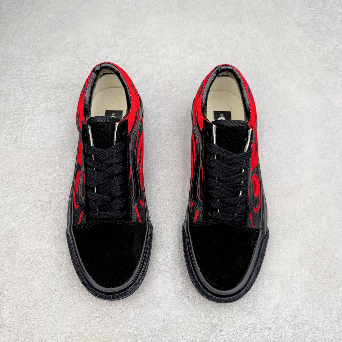 图片[2]-Vans Premium Old Skool 舒适百搭 防滑减震 休闲硫化板鞋 鞋款以黑色作为主调，神秘深邃，奠定酷感基调；明艳的黄色与热烈的红色巧妙点缀，像街头涂鸦般充满活力，碰撞出强烈的视觉冲击。 货号：VN000D56458 货号：VN000D56MCG 尺码： 35 36 36.5 37 38 38.5 39 40 40.5 41 42 42.5 43 44 45-选品中心