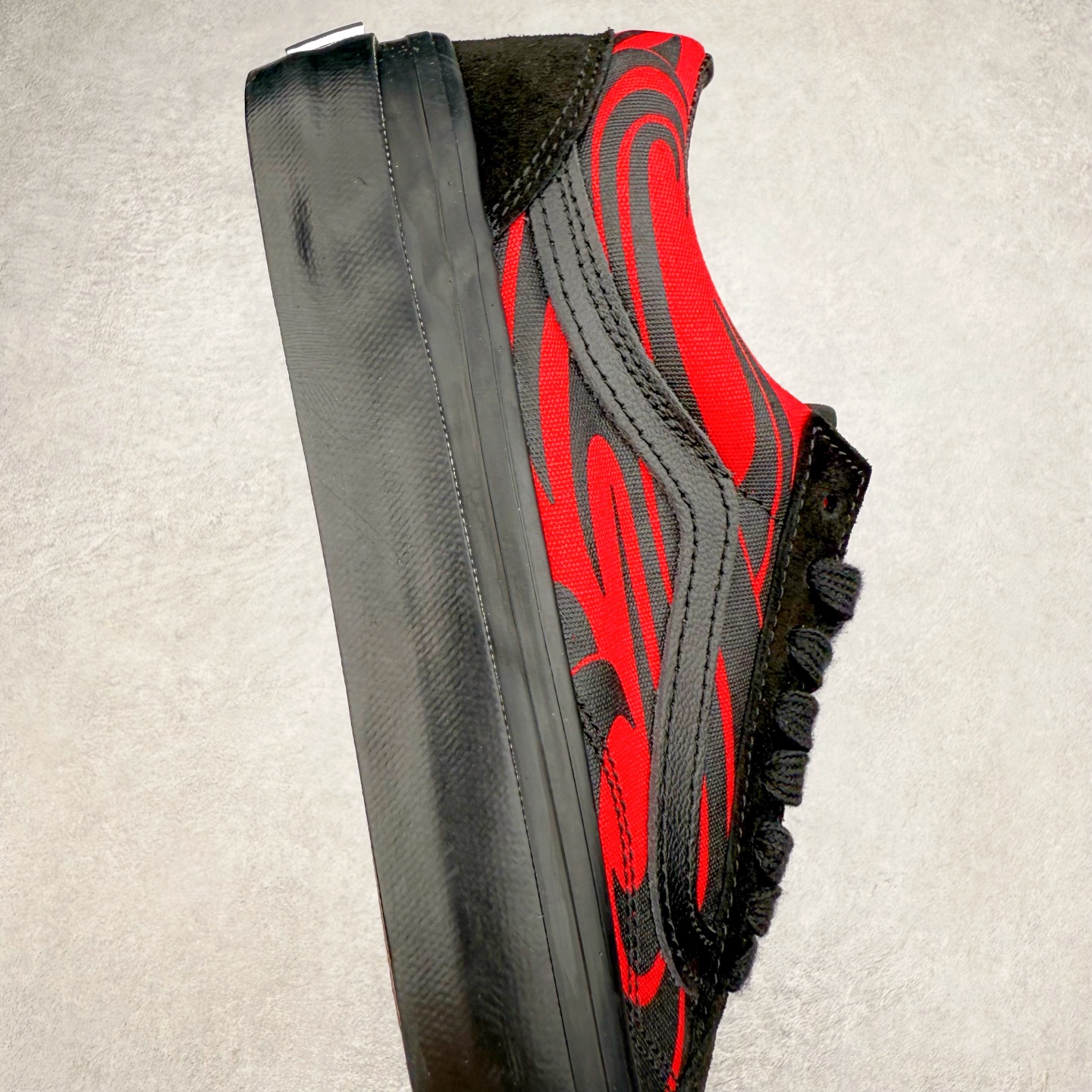 图片[6]-Vans Premium Old Skool 舒适百搭 防滑减震 休闲硫化板鞋 鞋款以黑色作为主调，神秘深邃，奠定酷感基调；明艳的黄色与热烈的红色巧妙点缀，像街头涂鸦般充满活力，碰撞出强烈的视觉冲击。 货号：VN000D56458 货号：VN000D56MCG 尺码： 35 36 36.5 37 38 38.5 39 40 40.5 41 42 42.5 43 44 45-选品中心