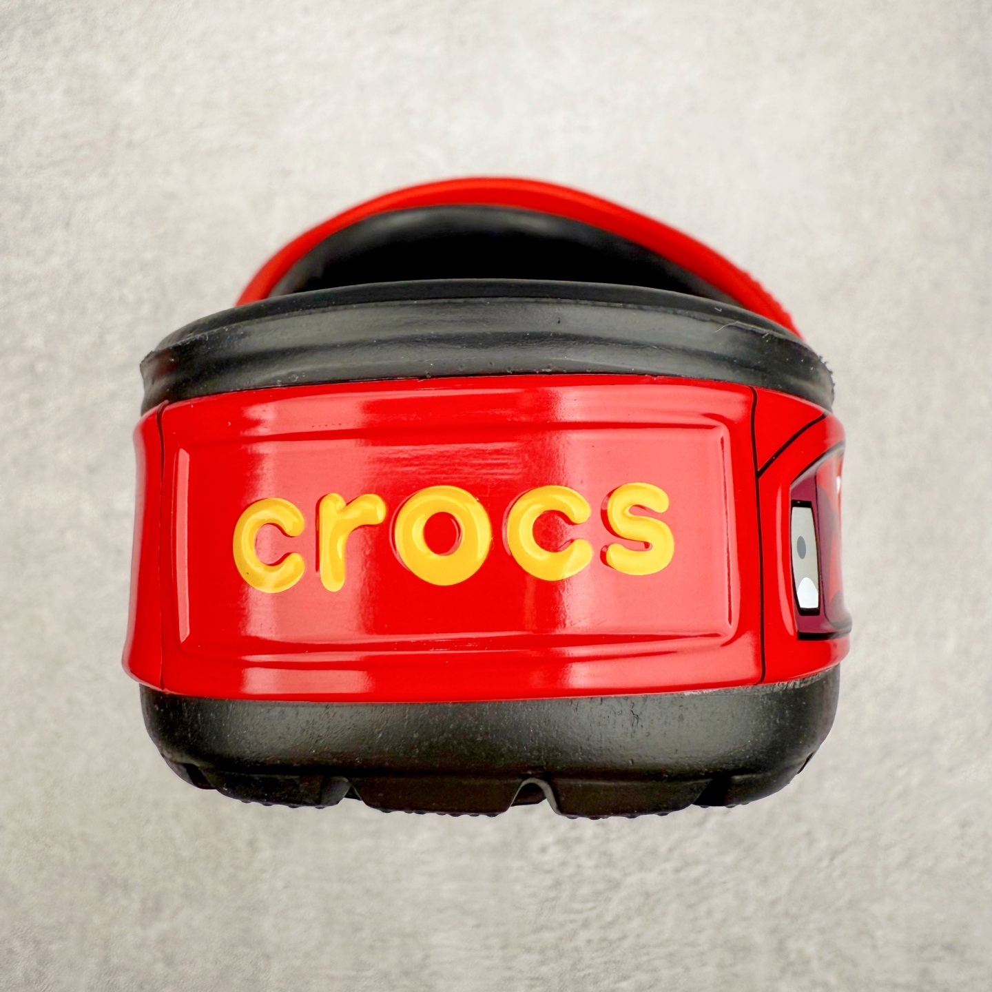 图片[8]-Cars x Crocs Classic Clog卡骆驰汽车总动员联名限定合作系列EVA经典一脚蹬包头洞洞鞋 男女同款 超轻Croslite专利材料打造 鞋面更加耐用易清洗 该鞋款轻盈舒适 2002年 经典克骆格诞生 秉承外形简单 穿着舒适的初衷 不断为消费者带来舒适的穿着体验 穿出“趣”味 鞋面洞洞可搭彰显个性的智必星 一鞋两穿 可调节式后跟带增添鞋身的稳固性能 放前面变成愜意舒适的凉拖 放后面行走跑跳更加稳妥 Croslite ™材料 封闭式细胞树脂 能够在体温作用下自动变形以适应脚部形状 涉水性优秀的同时易于清洁 抓地力强 不易打滑 Crocs的核心理念：轻便 灵活 全方位的舒适感 同步官方尺码：M4（36-37） M5（37-38）M6（38-39）M7（39-40）M8（41-42）M9（42-43）M10（43-44）M11（45-46）-选品中心