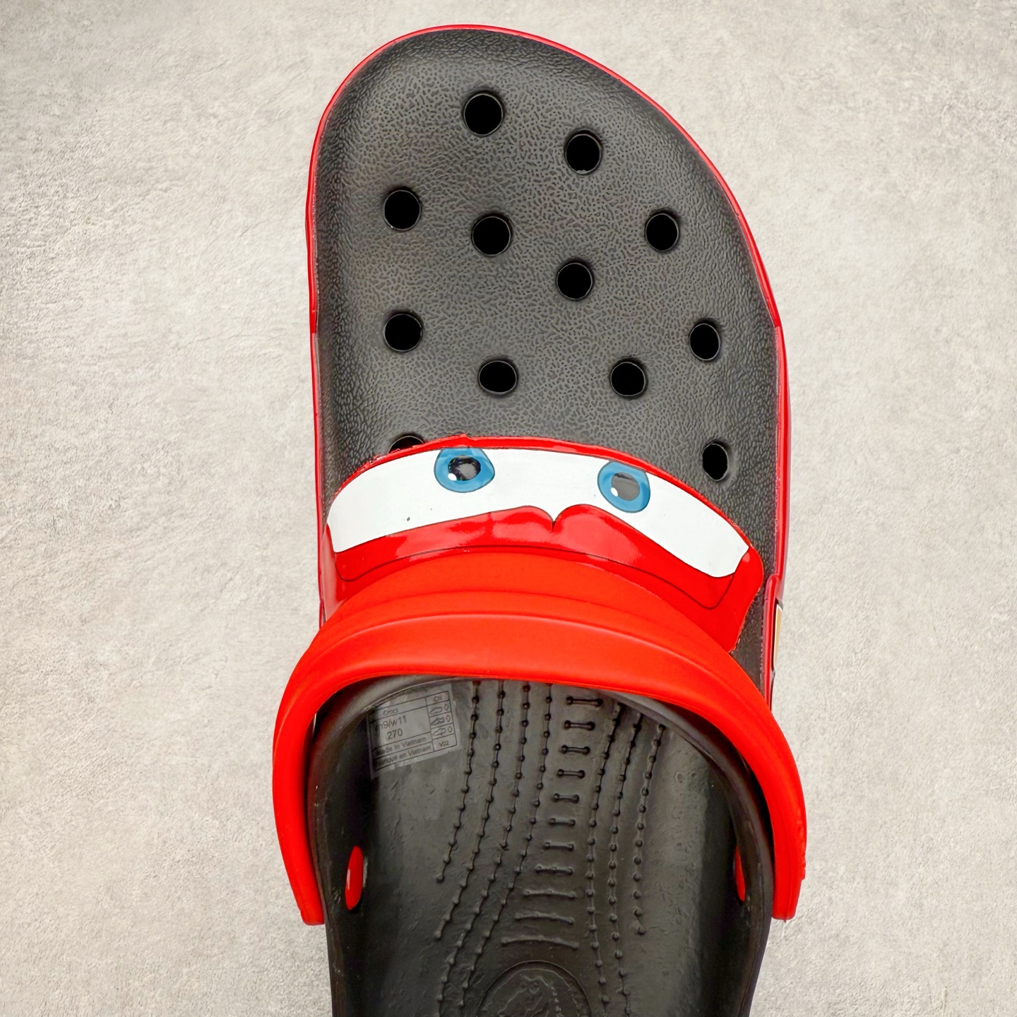 图片[4]-Cars x Crocs Classic Clog卡骆驰汽车总动员联名限定合作系列EVA经典一脚蹬包头洞洞鞋 男女同款 超轻Croslite专利材料打造 鞋面更加耐用易清洗 该鞋款轻盈舒适 2002年 经典克骆格诞生 秉承外形简单 穿着舒适的初衷 不断为消费者带来舒适的穿着体验 穿出“趣”味 鞋面洞洞可搭彰显个性的智必星 一鞋两穿 可调节式后跟带增添鞋身的稳固性能 放前面变成愜意舒适的凉拖 放后面行走跑跳更加稳妥 Croslite ™材料 封闭式细胞树脂 能够在体温作用下自动变形以适应脚部形状 涉水性优秀的同时易于清洁 抓地力强 不易打滑 Crocs的核心理念：轻便 灵活 全方位的舒适感 同步官方尺码：M4（36-37） M5（37-38）M6（38-39）M7（39-40）M8（41-42）M9（42-43）M10（43-44）M11（45-46）-选品中心