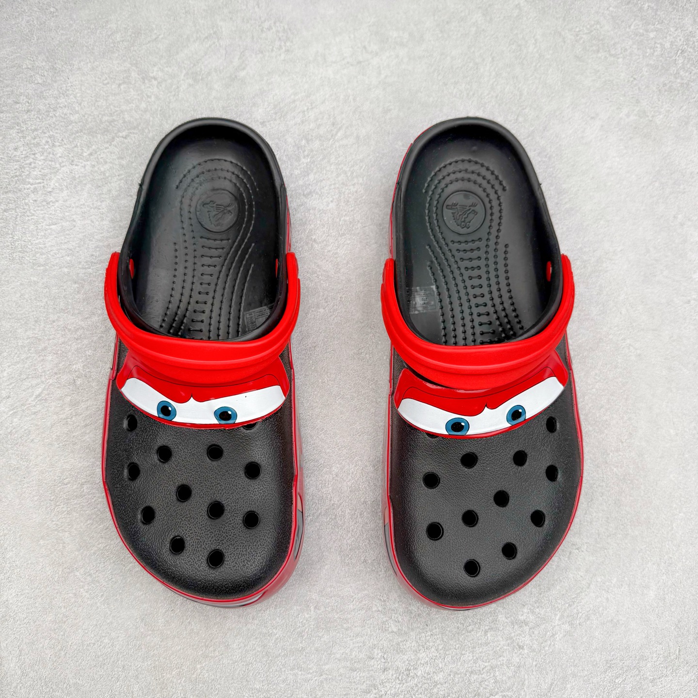 图片[2]-Cars x Crocs Classic Clog卡骆驰汽车总动员联名限定合作系列EVA经典一脚蹬包头洞洞鞋 男女同款 超轻Croslite专利材料打造 鞋面更加耐用易清洗 该鞋款轻盈舒适 2002年 经典克骆格诞生 秉承外形简单 穿着舒适的初衷 不断为消费者带来舒适的穿着体验 穿出“趣”味 鞋面洞洞可搭彰显个性的智必星 一鞋两穿 可调节式后跟带增添鞋身的稳固性能 放前面变成愜意舒适的凉拖 放后面行走跑跳更加稳妥 Croslite ™材料 封闭式细胞树脂 能够在体温作用下自动变形以适应脚部形状 涉水性优秀的同时易于清洁 抓地力强 不易打滑 Crocs的核心理念：轻便 灵活 全方位的舒适感 同步官方尺码：M4（36-37） M5（37-38）M6（38-39）M7（39-40）M8（41-42）M9（42-43）M10（43-44）M11（45-46）-选品中心