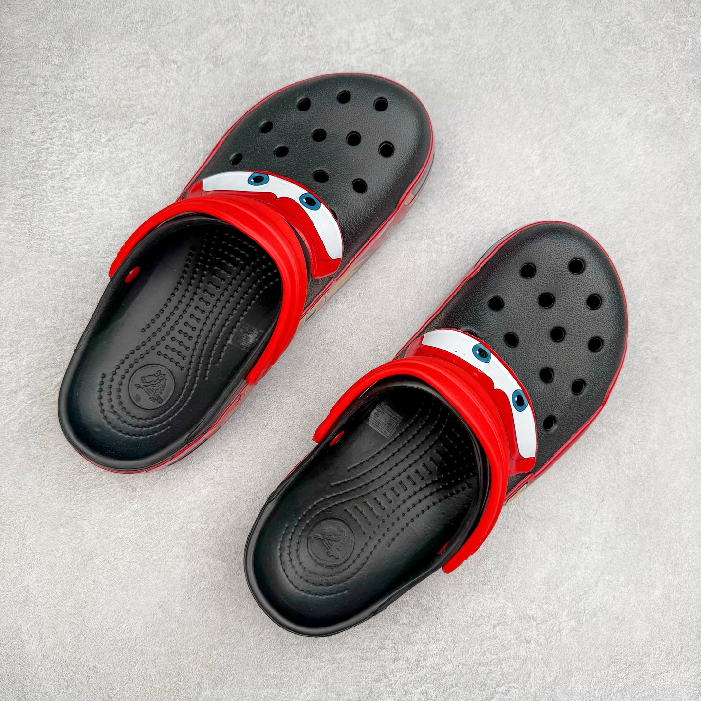 图片[3]-Cars x Crocs Classic Clog卡骆驰汽车总动员联名限定合作系列EVA经典一脚蹬包头洞洞鞋 男女同款 超轻Croslite专利材料打造 鞋面更加耐用易清洗 该鞋款轻盈舒适 2002年 经典克骆格诞生 秉承外形简单 穿着舒适的初衷 不断为消费者带来舒适的穿着体验 穿出“趣”味 鞋面洞洞可搭彰显个性的智必星 一鞋两穿 可调节式后跟带增添鞋身的稳固性能 放前面变成愜意舒适的凉拖 放后面行走跑跳更加稳妥 Croslite ™材料 封闭式细胞树脂 能够在体温作用下自动变形以适应脚部形状 涉水性优秀的同时易于清洁 抓地力强 不易打滑 Crocs的核心理念：轻便 灵活 全方位的舒适感 同步官方尺码：M4（36-37） M5（37-38）M6（38-39）M7（39-40）M8（41-42）M9（42-43）M10（43-44）M11（45-46）-选品中心