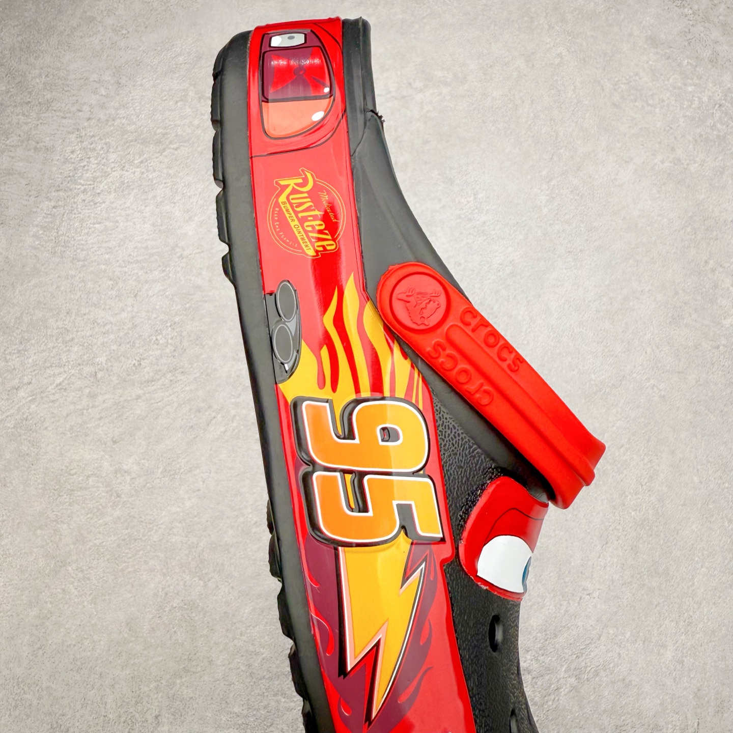 图片[6]-Cars x Crocs Classic Clog卡骆驰汽车总动员联名限定合作系列EVA经典一脚蹬包头洞洞鞋 男女同款 超轻Croslite专利材料打造 鞋面更加耐用易清洗 该鞋款轻盈舒适 2002年 经典克骆格诞生 秉承外形简单 穿着舒适的初衷 不断为消费者带来舒适的穿着体验 穿出“趣”味 鞋面洞洞可搭彰显个性的智必星 一鞋两穿 可调节式后跟带增添鞋身的稳固性能 放前面变成愜意舒适的凉拖 放后面行走跑跳更加稳妥 Croslite ™材料 封闭式细胞树脂 能够在体温作用下自动变形以适应脚部形状 涉水性优秀的同时易于清洁 抓地力强 不易打滑 Crocs的核心理念：轻便 灵活 全方位的舒适感 同步官方尺码：M4（36-37） M5（37-38）M6（38-39）M7（39-40）M8（41-42）M9（42-43）M10（43-44）M11（45-46）-选品中心