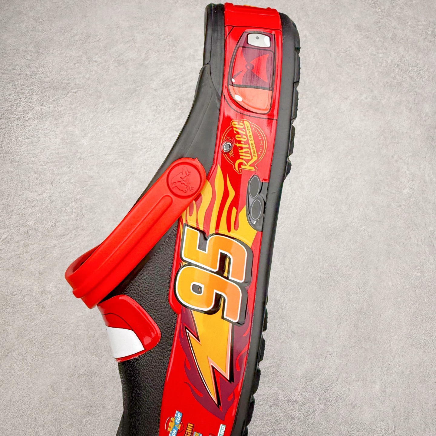 图片[7]-Cars x Crocs Classic Clog卡骆驰汽车总动员联名限定合作系列EVA经典一脚蹬包头洞洞鞋 男女同款 超轻Croslite专利材料打造 鞋面更加耐用易清洗 该鞋款轻盈舒适 2002年 经典克骆格诞生 秉承外形简单 穿着舒适的初衷 不断为消费者带来舒适的穿着体验 穿出“趣”味 鞋面洞洞可搭彰显个性的智必星 一鞋两穿 可调节式后跟带增添鞋身的稳固性能 放前面变成愜意舒适的凉拖 放后面行走跑跳更加稳妥 Croslite ™材料 封闭式细胞树脂 能够在体温作用下自动变形以适应脚部形状 涉水性优秀的同时易于清洁 抓地力强 不易打滑 Crocs的核心理念：轻便 灵活 全方位的舒适感 同步官方尺码：M4（36-37） M5（37-38）M6（38-39）M7（39-40）M8（41-42）M9（42-43）M10（43-44）M11（45-46）-选品中心