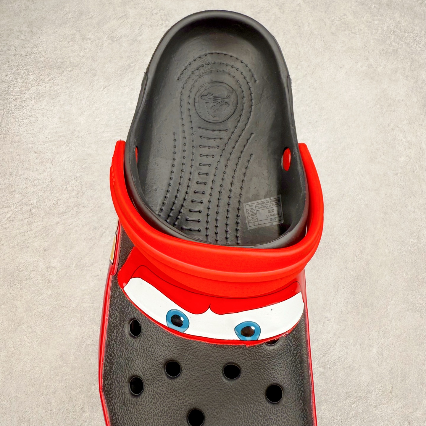 图片[5]-Cars x Crocs Classic Clog卡骆驰汽车总动员联名限定合作系列EVA经典一脚蹬包头洞洞鞋 男女同款 超轻Croslite专利材料打造 鞋面更加耐用易清洗 该鞋款轻盈舒适 2002年 经典克骆格诞生 秉承外形简单 穿着舒适的初衷 不断为消费者带来舒适的穿着体验 穿出“趣”味 鞋面洞洞可搭彰显个性的智必星 一鞋两穿 可调节式后跟带增添鞋身的稳固性能 放前面变成愜意舒适的凉拖 放后面行走跑跳更加稳妥 Croslite ™材料 封闭式细胞树脂 能够在体温作用下自动变形以适应脚部形状 涉水性优秀的同时易于清洁 抓地力强 不易打滑 Crocs的核心理念：轻便 灵活 全方位的舒适感 同步官方尺码：M4（36-37） M5（37-38）M6（38-39）M7（39-40）M8（41-42）M9（42-43）M10（43-44）M11（45-46）-选品中心