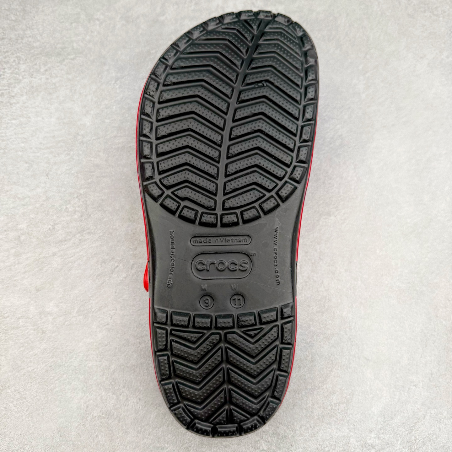 图片[9]-Cars x Crocs Classic Clog卡骆驰汽车总动员联名限定合作系列EVA经典一脚蹬包头洞洞鞋 男女同款 超轻Croslite专利材料打造 鞋面更加耐用易清洗 该鞋款轻盈舒适 2002年 经典克骆格诞生 秉承外形简单 穿着舒适的初衷 不断为消费者带来舒适的穿着体验 穿出“趣”味 鞋面洞洞可搭彰显个性的智必星 一鞋两穿 可调节式后跟带增添鞋身的稳固性能 放前面变成愜意舒适的凉拖 放后面行走跑跳更加稳妥 Croslite ™材料 封闭式细胞树脂 能够在体温作用下自动变形以适应脚部形状 涉水性优秀的同时易于清洁 抓地力强 不易打滑 Crocs的核心理念：轻便 灵活 全方位的舒适感 同步官方尺码：M4（36-37） M5（37-38）M6（38-39）M7（39-40）M8（41-42）M9（42-43）M10（43-44）M11（45-46）-选品中心