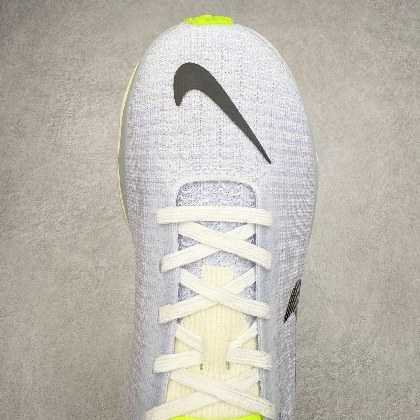 图片[4]-＃福利特价 NK ZoomX Invincible Run Flyknit FK3 不可战胜3代系列轻量飞织低帮休闲运动慢跑鞋 此鞋专为短跑运动员而生 是为 5 至 10 公里距离的赛事和训练打造 整体设计采用流线型的轻质工程网眼材质构成鞋面 并与其他 Running 旗舰鞋款同样搭载全脚掌 ZoomX 缓冲中底 搭配 Pebax 物料与橡胶外底 ZoomX StreakFly 首发配色以Prototype呈现 其灵感是来自开发期间的磨损测试 透过编号的标记与内侧的预期跑步距离突出研发过程 尺码：36 36.5 37.5 38 38.5 39 40 40.5 41 42 42.5 43 44 44.5 45-选品中心