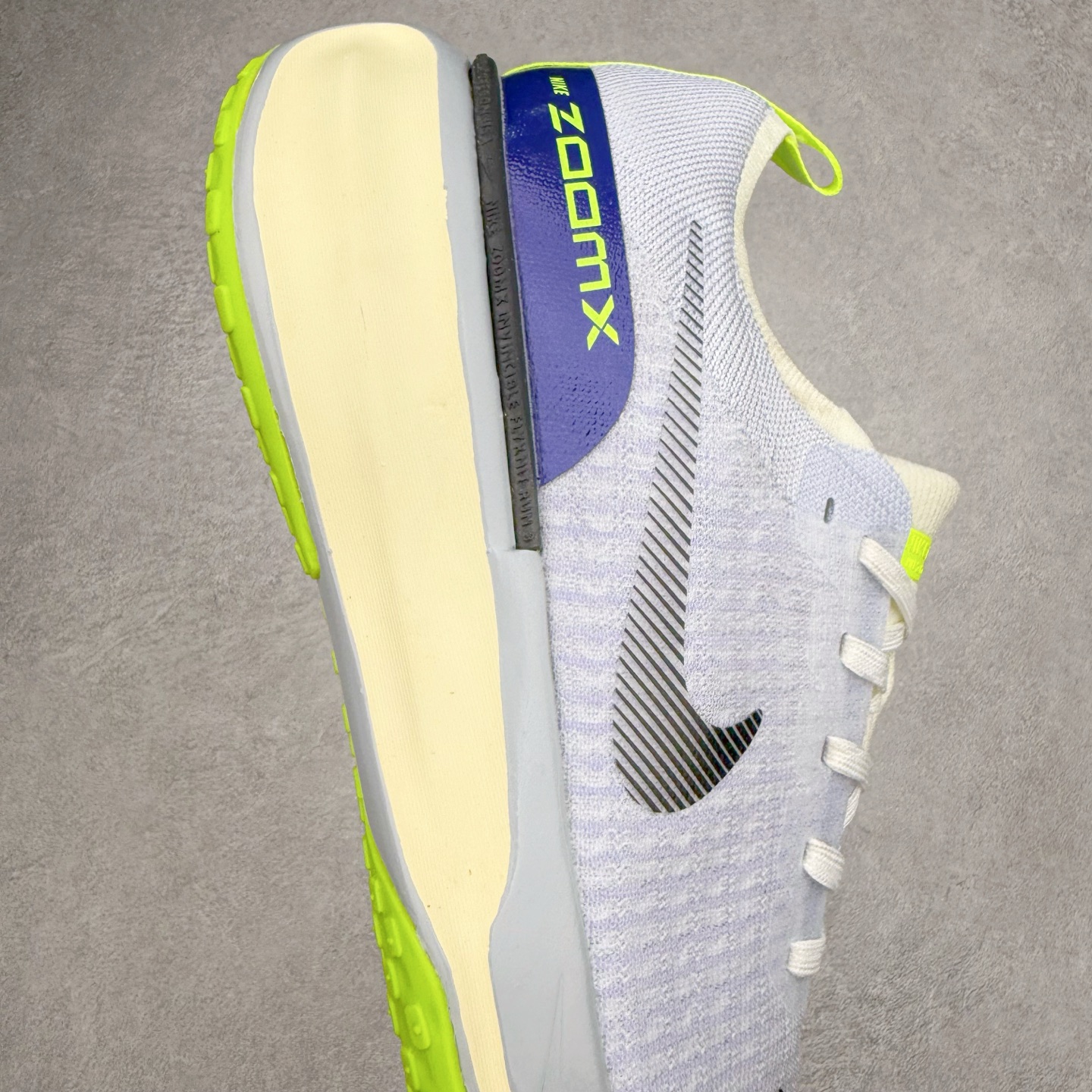 图片[6]-＃福利特价 NK ZoomX Invincible Run Flyknit FK3 不可战胜3代系列轻量飞织低帮休闲运动慢跑鞋 此鞋专为短跑运动员而生 是为 5 至 10 公里距离的赛事和训练打造 整体设计采用流线型的轻质工程网眼材质构成鞋面 并与其他 Running 旗舰鞋款同样搭载全脚掌 ZoomX 缓冲中底 搭配 Pebax 物料与橡胶外底 ZoomX StreakFly 首发配色以Prototype呈现 其灵感是来自开发期间的磨损测试 透过编号的标记与内侧的预期跑步距离突出研发过程 尺码：36 36.5 37.5 38 38.5 39 40 40.5 41 42 42.5 43 44 44.5 45-选品中心