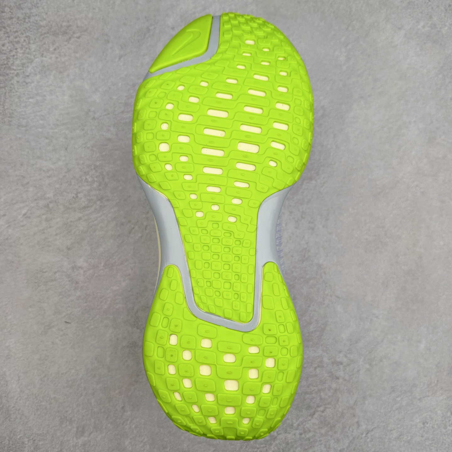 图片[9]-＃福利特价 NK ZoomX Invincible Run Flyknit FK3 不可战胜3代系列轻量飞织低帮休闲运动慢跑鞋 此鞋专为短跑运动员而生 是为 5 至 10 公里距离的赛事和训练打造 整体设计采用流线型的轻质工程网眼材质构成鞋面 并与其他 Running 旗舰鞋款同样搭载全脚掌 ZoomX 缓冲中底 搭配 Pebax 物料与橡胶外底 ZoomX StreakFly 首发配色以Prototype呈现 其灵感是来自开发期间的磨损测试 透过编号的标记与内侧的预期跑步距离突出研发过程 尺码：36 36.5 37.5 38 38.5 39 40 40.5 41 42 42.5 43 44 44.5 45-选品中心