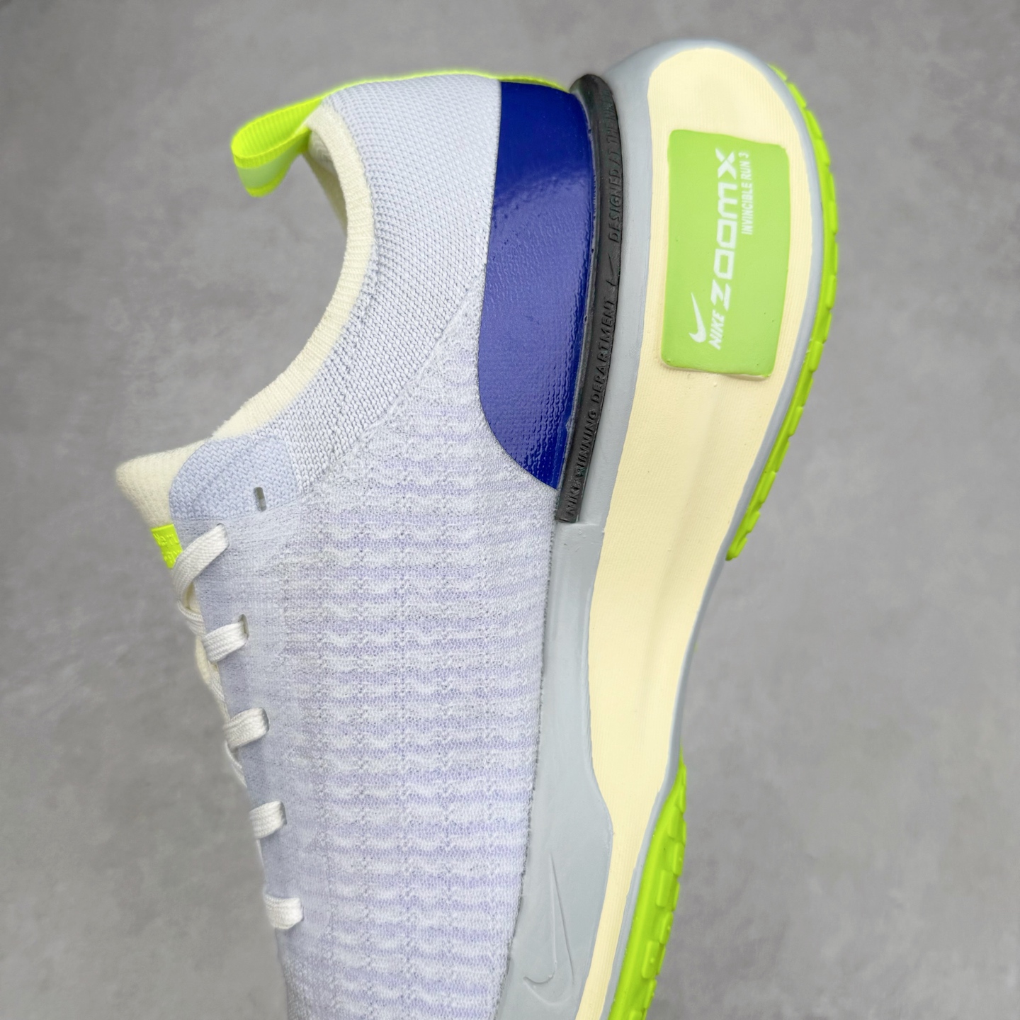 图片[7]-＃福利特价 NK ZoomX Invincible Run Flyknit FK3 不可战胜3代系列轻量飞织低帮休闲运动慢跑鞋 此鞋专为短跑运动员而生 是为 5 至 10 公里距离的赛事和训练打造 整体设计采用流线型的轻质工程网眼材质构成鞋面 并与其他 Running 旗舰鞋款同样搭载全脚掌 ZoomX 缓冲中底 搭配 Pebax 物料与橡胶外底 ZoomX StreakFly 首发配色以Prototype呈现 其灵感是来自开发期间的磨损测试 透过编号的标记与内侧的预期跑步距离突出研发过程 尺码：36 36.5 37.5 38 38.5 39 40 40.5 41 42 42.5 43 44 44.5 45-选品中心