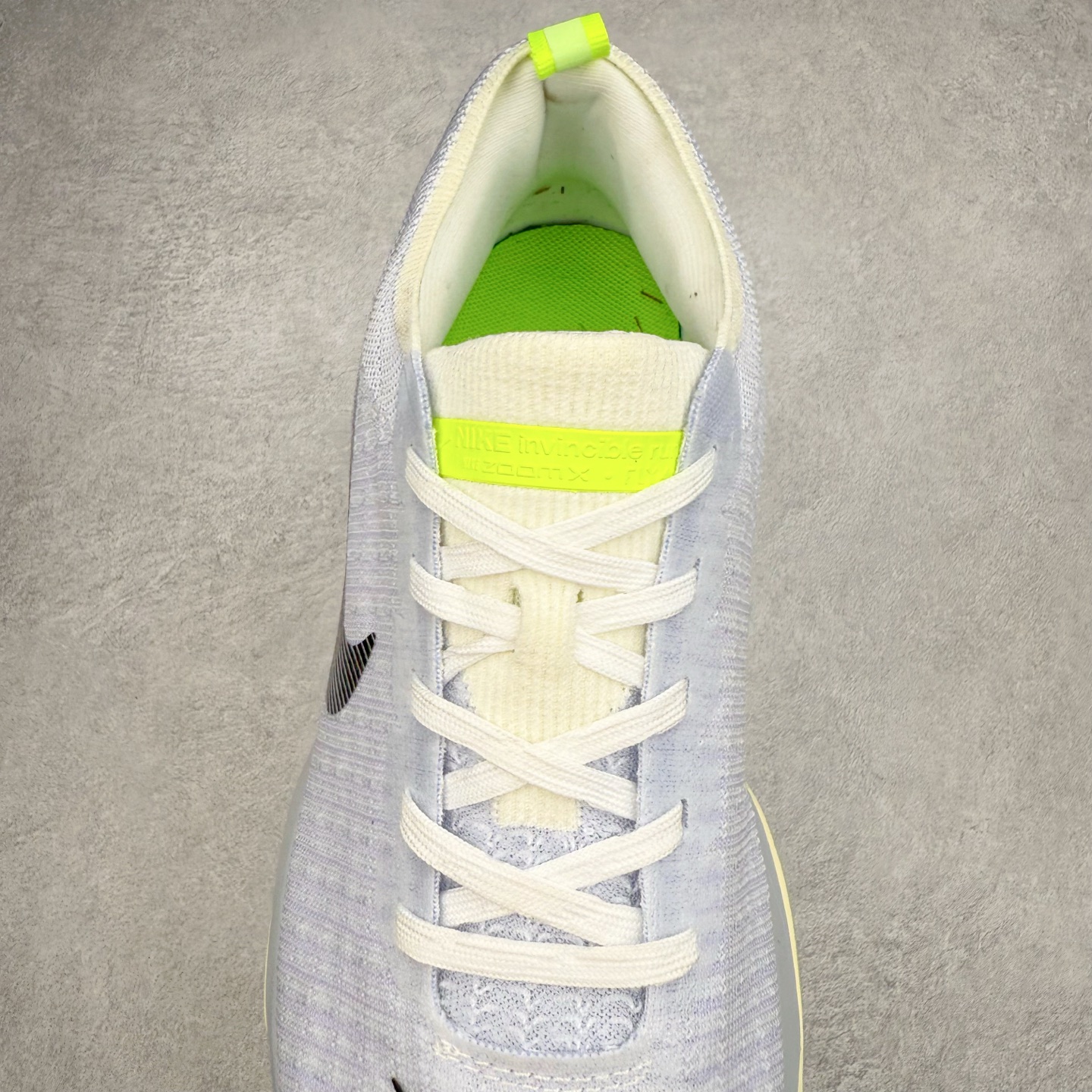 图片[5]-＃福利特价 NK ZoomX Invincible Run Flyknit FK3 不可战胜3代系列轻量飞织低帮休闲运动慢跑鞋 此鞋专为短跑运动员而生 是为 5 至 10 公里距离的赛事和训练打造 整体设计采用流线型的轻质工程网眼材质构成鞋面 并与其他 Running 旗舰鞋款同样搭载全脚掌 ZoomX 缓冲中底 搭配 Pebax 物料与橡胶外底 ZoomX StreakFly 首发配色以Prototype呈现 其灵感是来自开发期间的磨损测试 透过编号的标记与内侧的预期跑步距离突出研发过程 尺码：36 36.5 37.5 38 38.5 39 40 40.5 41 42 42.5 43 44 44.5 45-选品中心