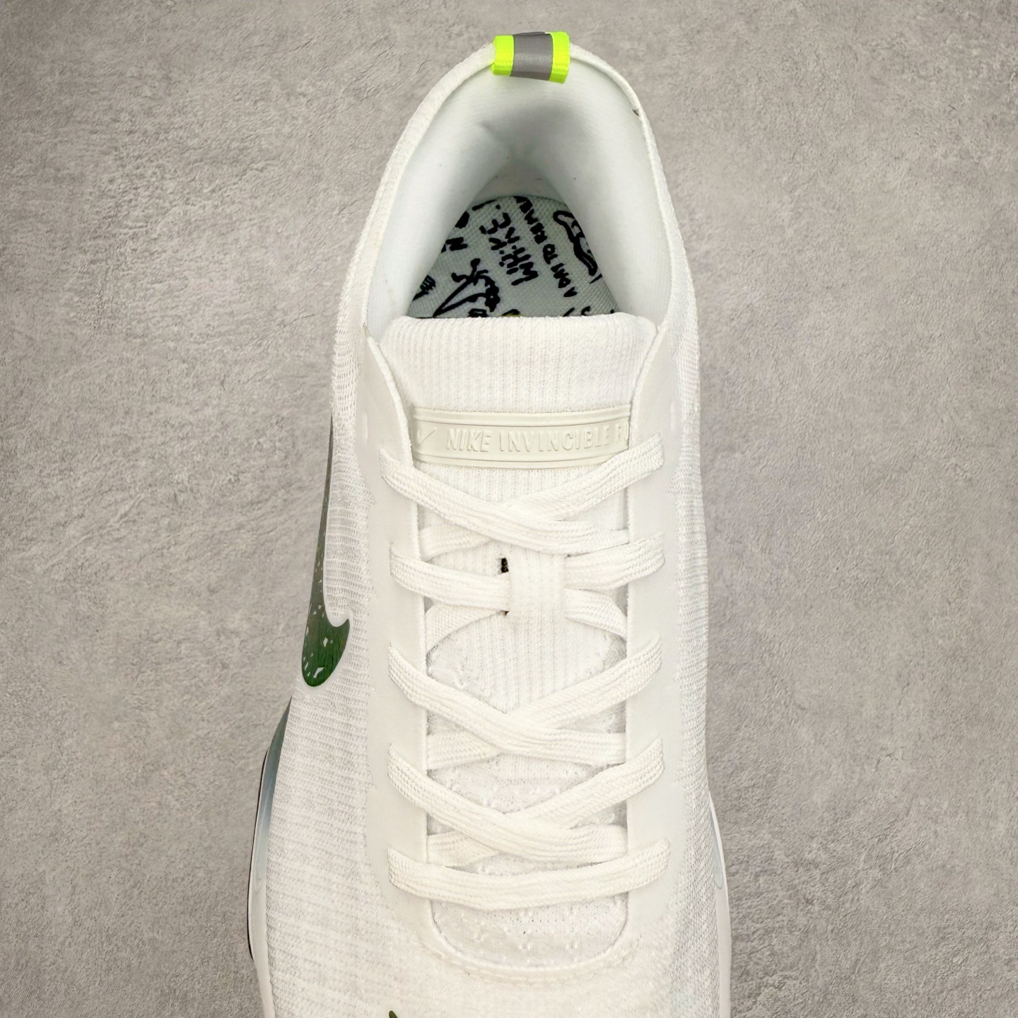 图片[5]-＃福利特价 NK ZoomX Invincible Run Flyknit FK3 不可战胜3代系列轻量飞织低帮休闲运动慢跑鞋 此鞋专为短跑运动员而生 是为 5 至 10 公里距离的赛事和训练打造 整体设计采用流线型的轻质工程网眼材质构成鞋面 并与其他 Running 旗舰鞋款同样搭载全脚掌 ZoomX 缓冲中底 搭配 Pebax 物料与橡胶外底 ZoomX StreakFly 首发配色以Prototype呈现 其灵感是来自开发期间的磨损测试 透过编号的标记与内侧的预期跑步距离突出研发过程 尺码：36 36.5 37.5 38 38.5 39 40 40.5 41 42 42.5 43 44 44.5 45-选品中心