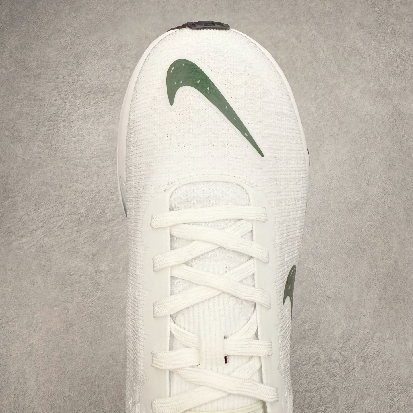 图片[4]-＃福利特价 NK ZoomX Invincible Run Flyknit FK3 不可战胜3代系列轻量飞织低帮休闲运动慢跑鞋 此鞋专为短跑运动员而生 是为 5 至 10 公里距离的赛事和训练打造 整体设计采用流线型的轻质工程网眼材质构成鞋面 并与其他 Running 旗舰鞋款同样搭载全脚掌 ZoomX 缓冲中底 搭配 Pebax 物料与橡胶外底 ZoomX StreakFly 首发配色以Prototype呈现 其灵感是来自开发期间的磨损测试 透过编号的标记与内侧的预期跑步距离突出研发过程 尺码：36 36.5 37.5 38 38.5 39 40 40.5 41 42 42.5 43 44 44.5 45-选品中心