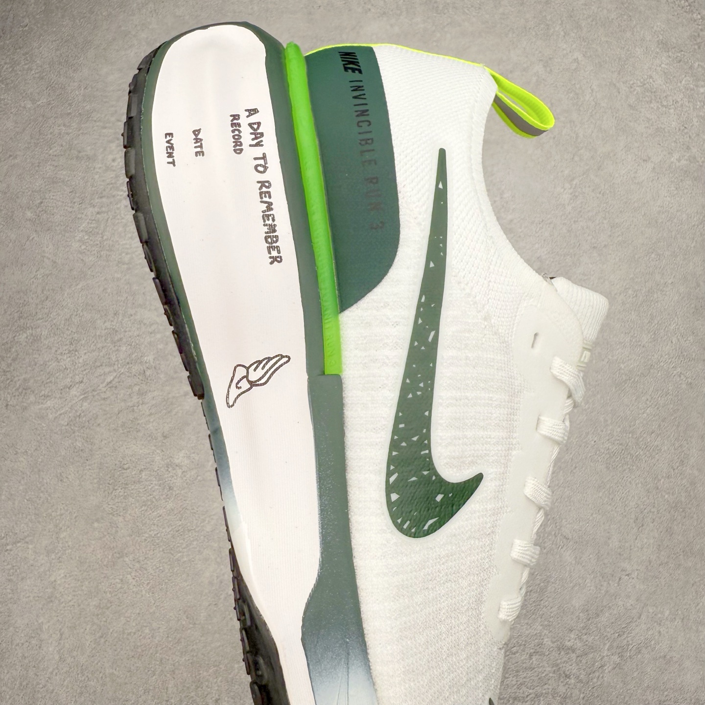 图片[6]-＃福利特价 NK ZoomX Invincible Run Flyknit FK3 不可战胜3代系列轻量飞织低帮休闲运动慢跑鞋 此鞋专为短跑运动员而生 是为 5 至 10 公里距离的赛事和训练打造 整体设计采用流线型的轻质工程网眼材质构成鞋面 并与其他 Running 旗舰鞋款同样搭载全脚掌 ZoomX 缓冲中底 搭配 Pebax 物料与橡胶外底 ZoomX StreakFly 首发配色以Prototype呈现 其灵感是来自开发期间的磨损测试 透过编号的标记与内侧的预期跑步距离突出研发过程 尺码：36 36.5 37.5 38 38.5 39 40 40.5 41 42 42.5 43 44 44.5 45-选品中心