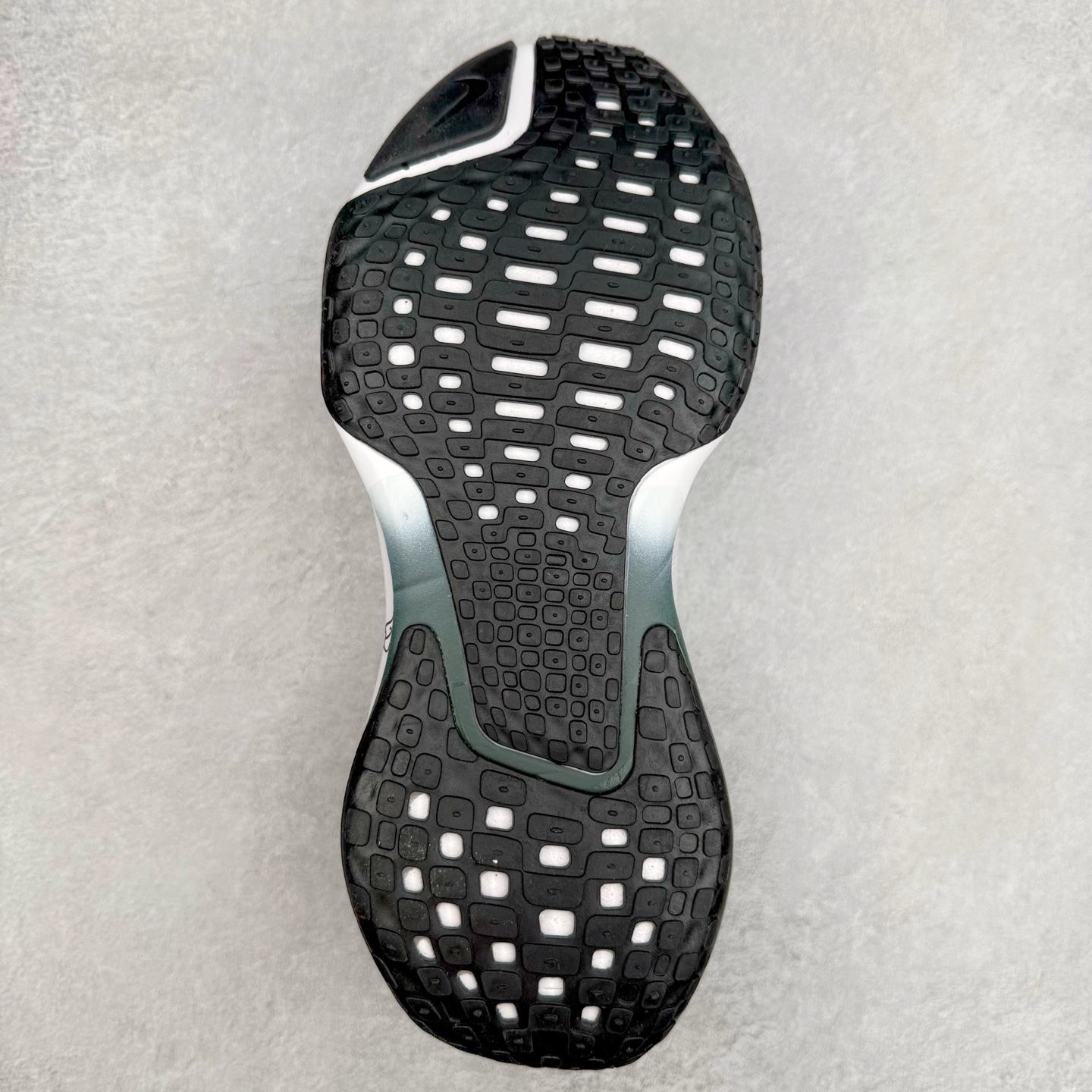 图片[9]-＃福利特价 NK ZoomX Invincible Run Flyknit FK3 不可战胜3代系列轻量飞织低帮休闲运动慢跑鞋 此鞋专为短跑运动员而生 是为 5 至 10 公里距离的赛事和训练打造 整体设计采用流线型的轻质工程网眼材质构成鞋面 并与其他 Running 旗舰鞋款同样搭载全脚掌 ZoomX 缓冲中底 搭配 Pebax 物料与橡胶外底 ZoomX StreakFly 首发配色以Prototype呈现 其灵感是来自开发期间的磨损测试 透过编号的标记与内侧的预期跑步距离突出研发过程 尺码：36 36.5 37.5 38 38.5 39 40 40.5 41 42 42.5 43 44 44.5 45-选品中心