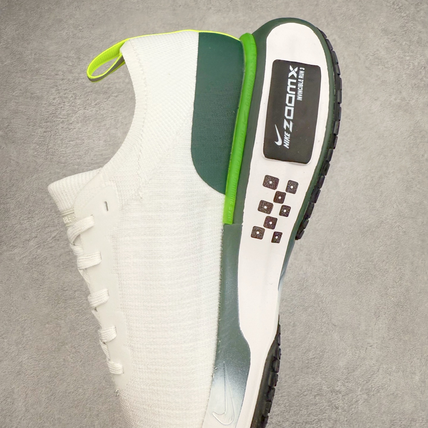 图片[7]-＃福利特价 NK ZoomX Invincible Run Flyknit FK3 不可战胜3代系列轻量飞织低帮休闲运动慢跑鞋 此鞋专为短跑运动员而生 是为 5 至 10 公里距离的赛事和训练打造 整体设计采用流线型的轻质工程网眼材质构成鞋面 并与其他 Running 旗舰鞋款同样搭载全脚掌 ZoomX 缓冲中底 搭配 Pebax 物料与橡胶外底 ZoomX StreakFly 首发配色以Prototype呈现 其灵感是来自开发期间的磨损测试 透过编号的标记与内侧的预期跑步距离突出研发过程 尺码：36 36.5 37.5 38 38.5 39 40 40.5 41 42 42.5 43 44 44.5 45-选品中心