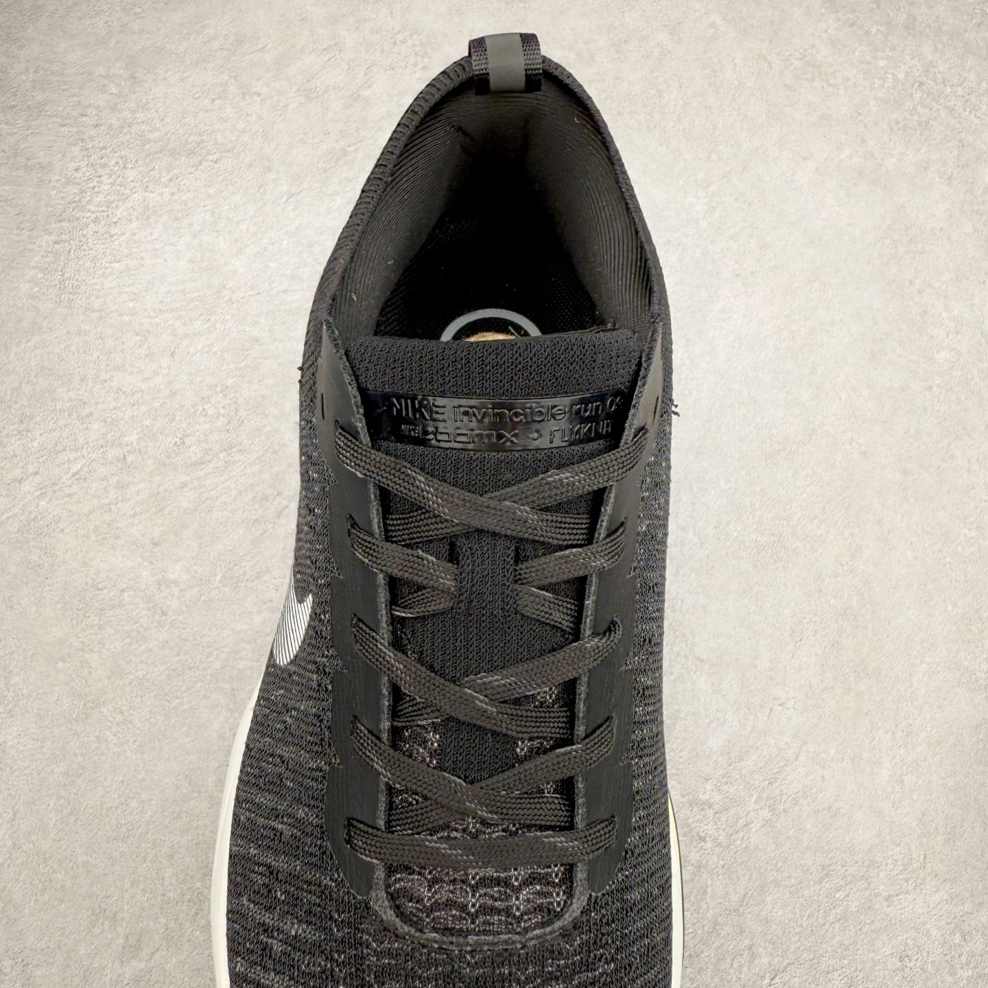 图片[5]-＃福利特价 NK ZoomX Invincible Run Flyknit FK3 不可战胜3代系列轻量飞织低帮休闲运动慢跑鞋 此鞋专为短跑运动员而生 是为 5 至 10 公里距离的赛事和训练打造 整体设计采用流线型的轻质工程网眼材质构成鞋面 并与其他 Running 旗舰鞋款同样搭载全脚掌 ZoomX 缓冲中底 搭配 Pebax 物料与橡胶外底 ZoomX StreakFly 首发配色以Prototype呈现 其灵感是来自开发期间的磨损测试 透过编号的标记与内侧的预期跑步距离突出研发过程 尺码：36 36.5 37.5 38 38.5 39 40 40.5 41 42 42.5 43 44 44.5 45-选品中心