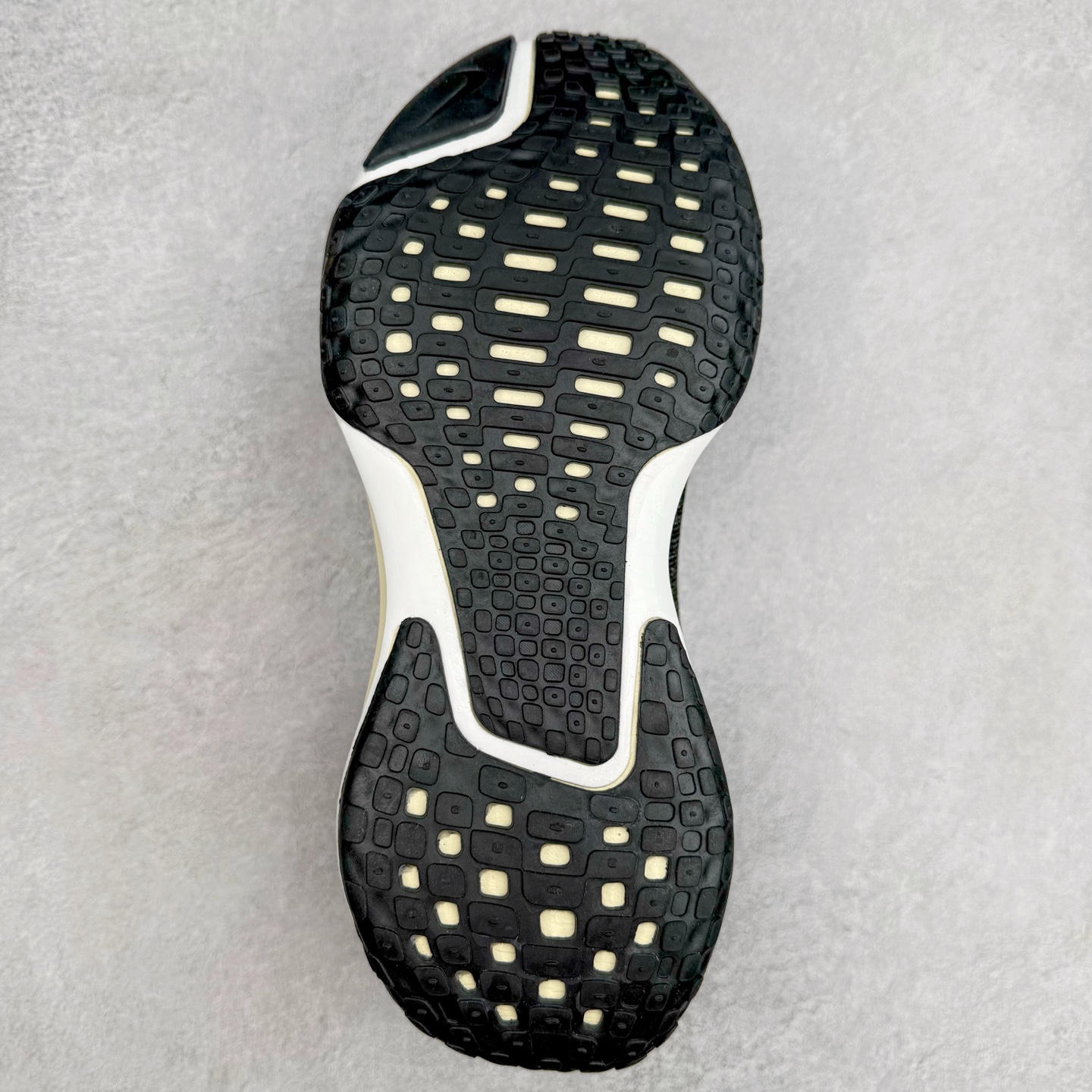 图片[9]-＃福利特价 NK ZoomX Invincible Run Flyknit FK3 不可战胜3代系列轻量飞织低帮休闲运动慢跑鞋 此鞋专为短跑运动员而生 是为 5 至 10 公里距离的赛事和训练打造 整体设计采用流线型的轻质工程网眼材质构成鞋面 并与其他 Running 旗舰鞋款同样搭载全脚掌 ZoomX 缓冲中底 搭配 Pebax 物料与橡胶外底 ZoomX StreakFly 首发配色以Prototype呈现 其灵感是来自开发期间的磨损测试 透过编号的标记与内侧的预期跑步距离突出研发过程 尺码：36 36.5 37.5 38 38.5 39 40 40.5 41 42 42.5 43 44 44.5 45-选品中心