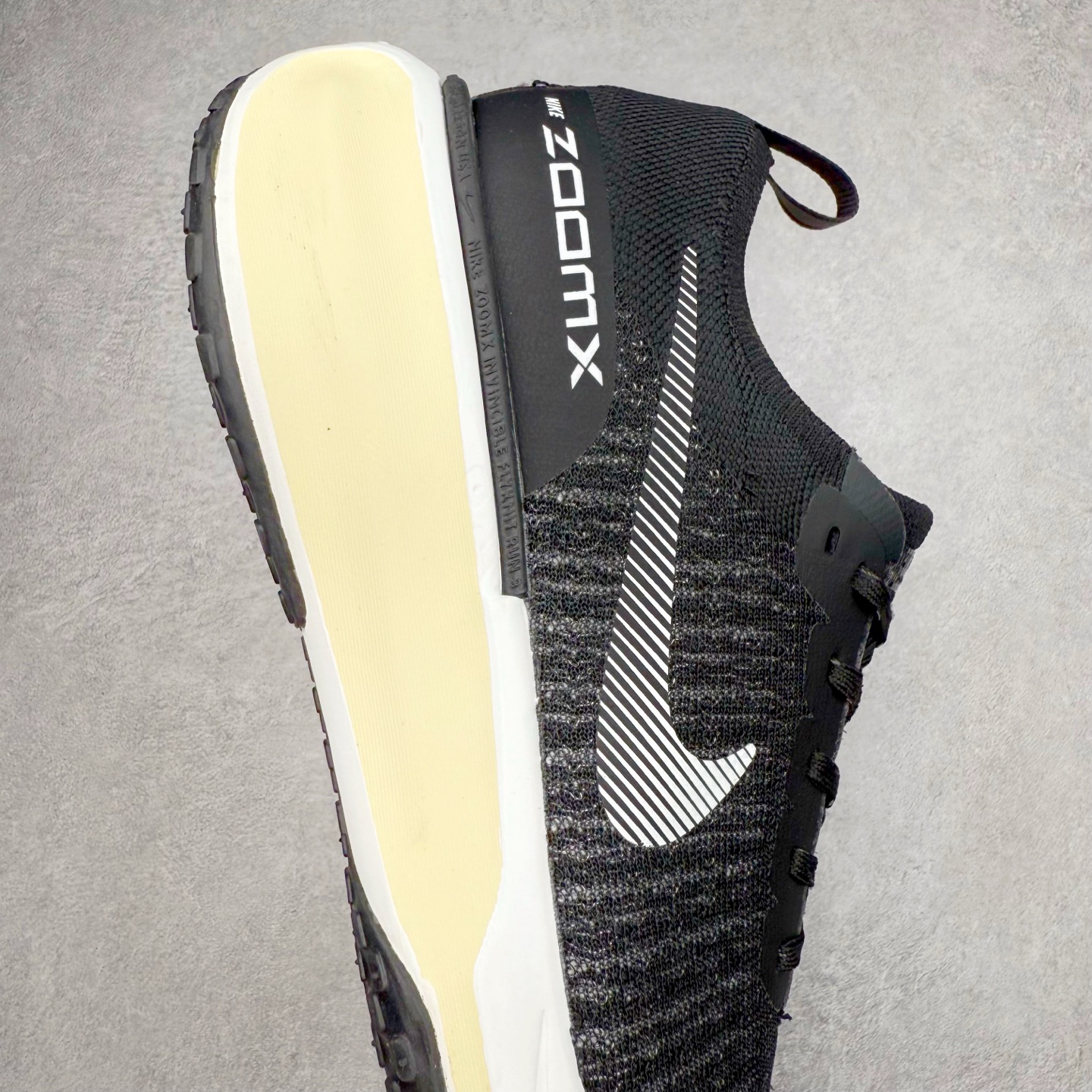 图片[6]-＃福利特价 NK ZoomX Invincible Run Flyknit FK3 不可战胜3代系列轻量飞织低帮休闲运动慢跑鞋 此鞋专为短跑运动员而生 是为 5 至 10 公里距离的赛事和训练打造 整体设计采用流线型的轻质工程网眼材质构成鞋面 并与其他 Running 旗舰鞋款同样搭载全脚掌 ZoomX 缓冲中底 搭配 Pebax 物料与橡胶外底 ZoomX StreakFly 首发配色以Prototype呈现 其灵感是来自开发期间的磨损测试 透过编号的标记与内侧的预期跑步距离突出研发过程 尺码：36 36.5 37.5 38 38.5 39 40 40.5 41 42 42.5 43 44 44.5 45-选品中心