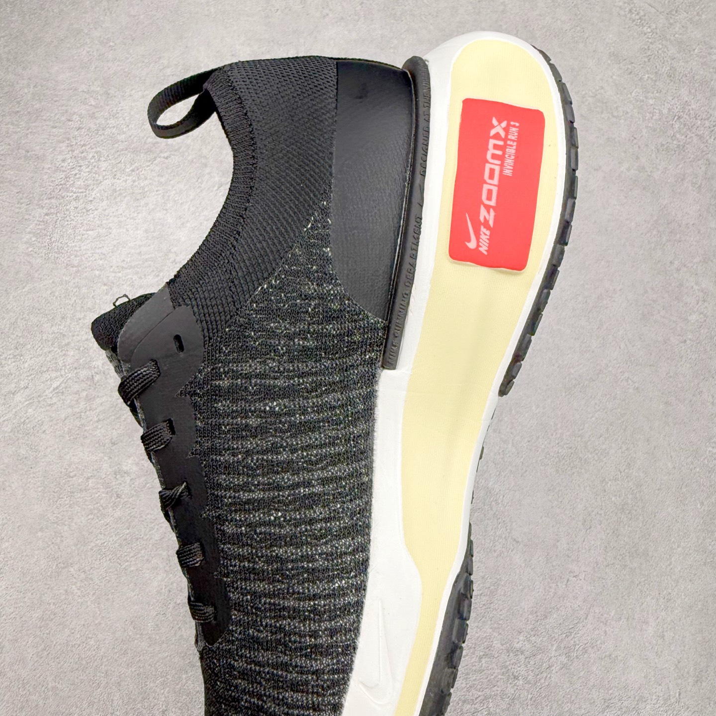 图片[7]-＃福利特价 NK ZoomX Invincible Run Flyknit FK3 不可战胜3代系列轻量飞织低帮休闲运动慢跑鞋 此鞋专为短跑运动员而生 是为 5 至 10 公里距离的赛事和训练打造 整体设计采用流线型的轻质工程网眼材质构成鞋面 并与其他 Running 旗舰鞋款同样搭载全脚掌 ZoomX 缓冲中底 搭配 Pebax 物料与橡胶外底 ZoomX StreakFly 首发配色以Prototype呈现 其灵感是来自开发期间的磨损测试 透过编号的标记与内侧的预期跑步距离突出研发过程 尺码：36 36.5 37.5 38 38.5 39 40 40.5 41 42 42.5 43 44 44.5 45-选品中心