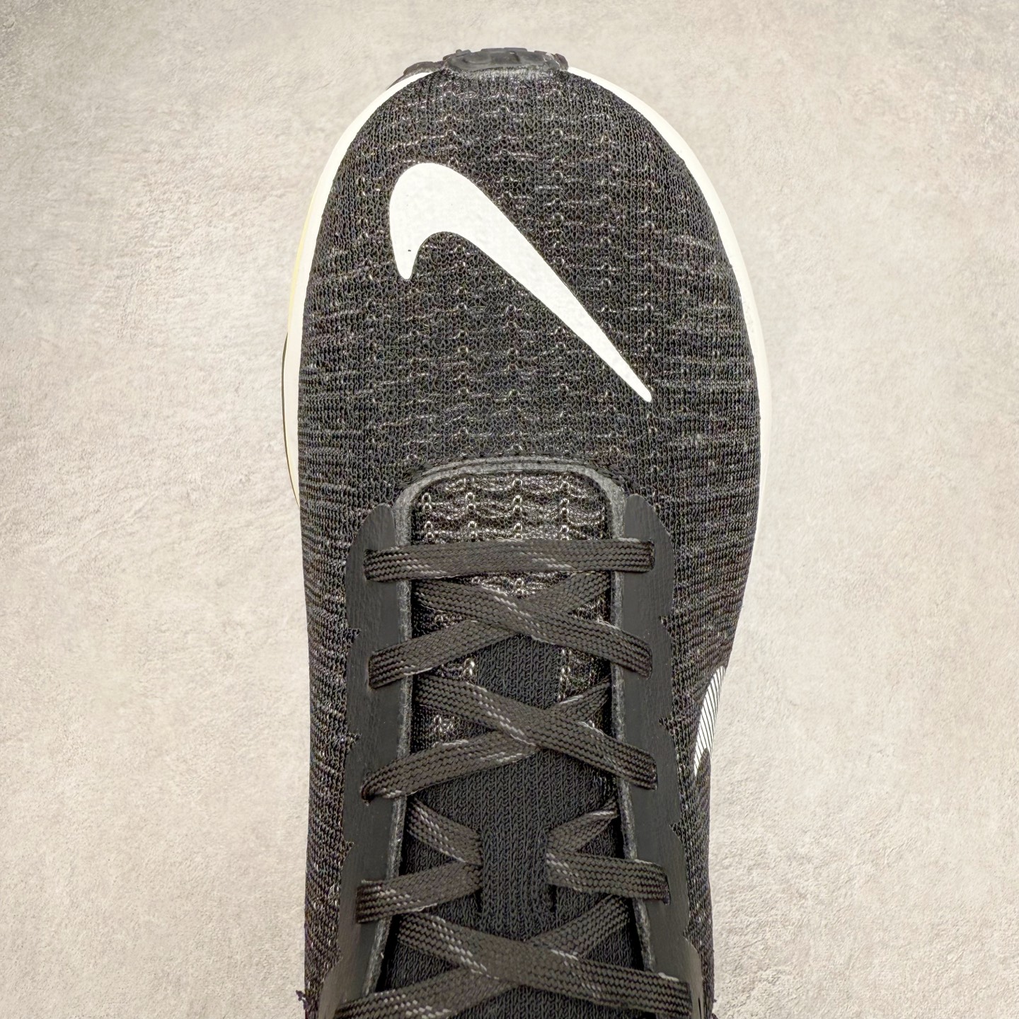 图片[4]-＃福利特价 NK ZoomX Invincible Run Flyknit FK3 不可战胜3代系列轻量飞织低帮休闲运动慢跑鞋 此鞋专为短跑运动员而生 是为 5 至 10 公里距离的赛事和训练打造 整体设计采用流线型的轻质工程网眼材质构成鞋面 并与其他 Running 旗舰鞋款同样搭载全脚掌 ZoomX 缓冲中底 搭配 Pebax 物料与橡胶外底 ZoomX StreakFly 首发配色以Prototype呈现 其灵感是来自开发期间的磨损测试 透过编号的标记与内侧的预期跑步距离突出研发过程 尺码：36 36.5 37.5 38 38.5 39 40 40.5 41 42 42.5 43 44 44.5 45-选品中心