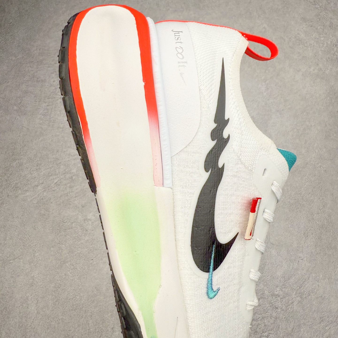 图片[6]-＃福利特价 NK ZoomX Invincible Run Flyknit FK3 不可战胜3代系列轻量飞织低帮休闲运动慢跑鞋 此鞋专为短跑运动员而生 是为 5 至 10 公里距离的赛事和训练打造 整体设计采用流线型的轻质工程网眼材质构成鞋面 并与其他 Running 旗舰鞋款同样搭载全脚掌 ZoomX 缓冲中底 搭配 Pebax 物料与橡胶外底 ZoomX StreakFly 首发配色以Prototype呈现 其灵感是来自开发期间的磨损测试 透过编号的标记与内侧的预期跑步距离突出研发过程 尺码：36 36.5 37.5 38 38.5 39 40 40.5 41 42 42.5 43 44 44.5 45-选品中心