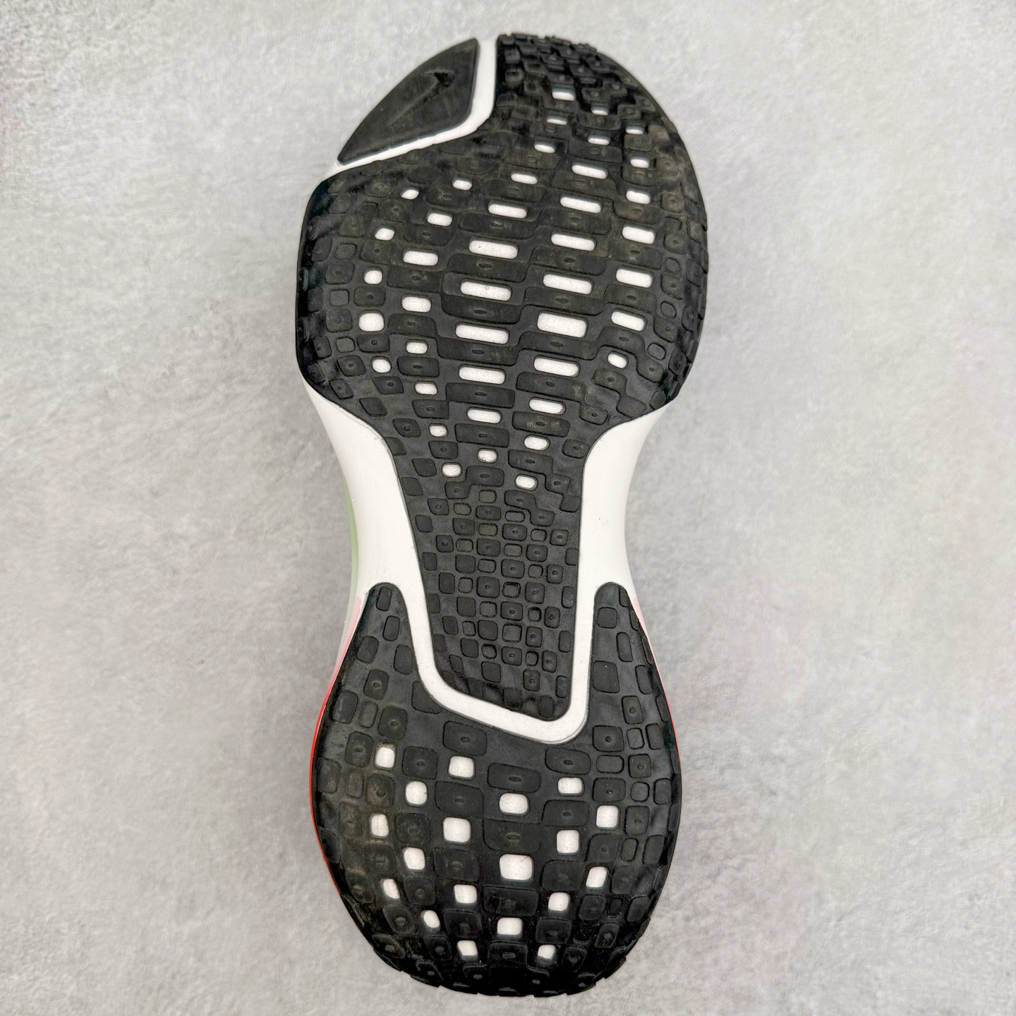 图片[9]-＃福利特价 NK ZoomX Invincible Run Flyknit FK3 不可战胜3代系列轻量飞织低帮休闲运动慢跑鞋 此鞋专为短跑运动员而生 是为 5 至 10 公里距离的赛事和训练打造 整体设计采用流线型的轻质工程网眼材质构成鞋面 并与其他 Running 旗舰鞋款同样搭载全脚掌 ZoomX 缓冲中底 搭配 Pebax 物料与橡胶外底 ZoomX StreakFly 首发配色以Prototype呈现 其灵感是来自开发期间的磨损测试 透过编号的标记与内侧的预期跑步距离突出研发过程 尺码：36 36.5 37.5 38 38.5 39 40 40.5 41 42 42.5 43 44 44.5 45-选品中心