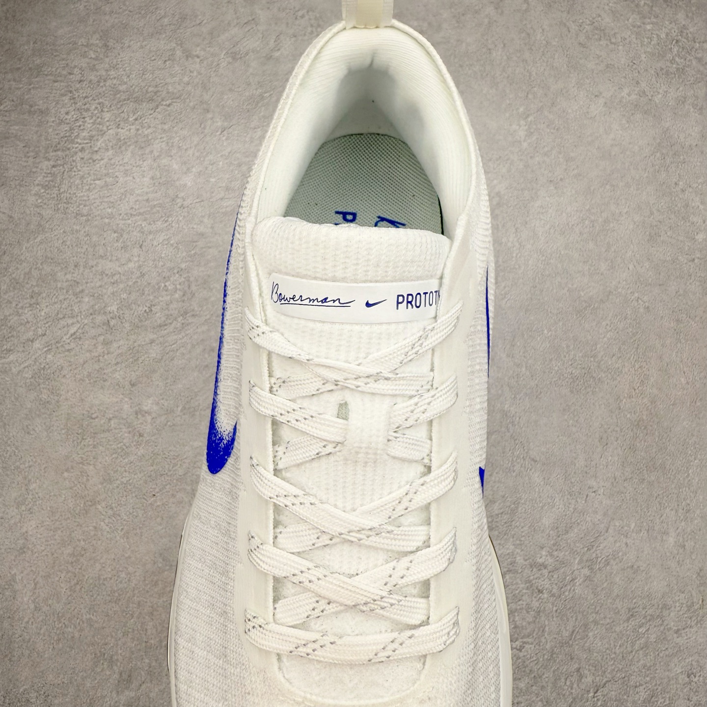 图片[5]-＃福利特价 NK ZoomX Invincible Run Flyknit FK3 不可战胜3代系列轻量飞织低帮休闲运动慢跑鞋 此鞋专为短跑运动员而生 是为 5 至 10 公里距离的赛事和训练打造 整体设计采用流线型的轻质工程网眼材质构成鞋面 并与其他 Running 旗舰鞋款同样搭载全脚掌 ZoomX 缓冲中底 搭配 Pebax 物料与橡胶外底 ZoomX StreakFly 首发配色以Prototype呈现 其灵感是来自开发期间的磨损测试 透过编号的标记与内侧的预期跑步距离突出研发过程 尺码：36 36.5 37.5 38 38.5 39 40 40.5 41 42 42.5 43 44 44.5 45-选品中心