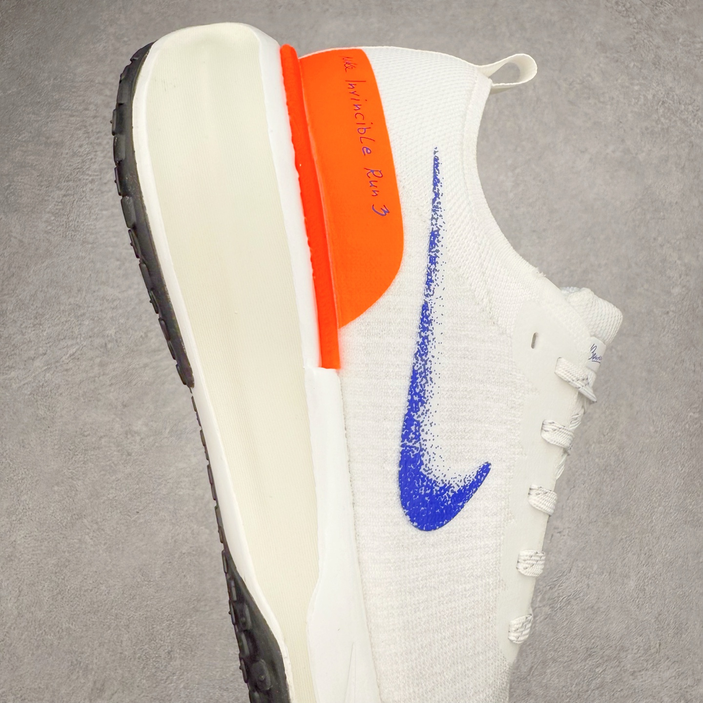 图片[6]-＃福利特价 NK ZoomX Invincible Run Flyknit FK3 不可战胜3代系列轻量飞织低帮休闲运动慢跑鞋 此鞋专为短跑运动员而生 是为 5 至 10 公里距离的赛事和训练打造 整体设计采用流线型的轻质工程网眼材质构成鞋面 并与其他 Running 旗舰鞋款同样搭载全脚掌 ZoomX 缓冲中底 搭配 Pebax 物料与橡胶外底 ZoomX StreakFly 首发配色以Prototype呈现 其灵感是来自开发期间的磨损测试 透过编号的标记与内侧的预期跑步距离突出研发过程 尺码：36 36.5 37.5 38 38.5 39 40 40.5 41 42 42.5 43 44 44.5 45-选品中心