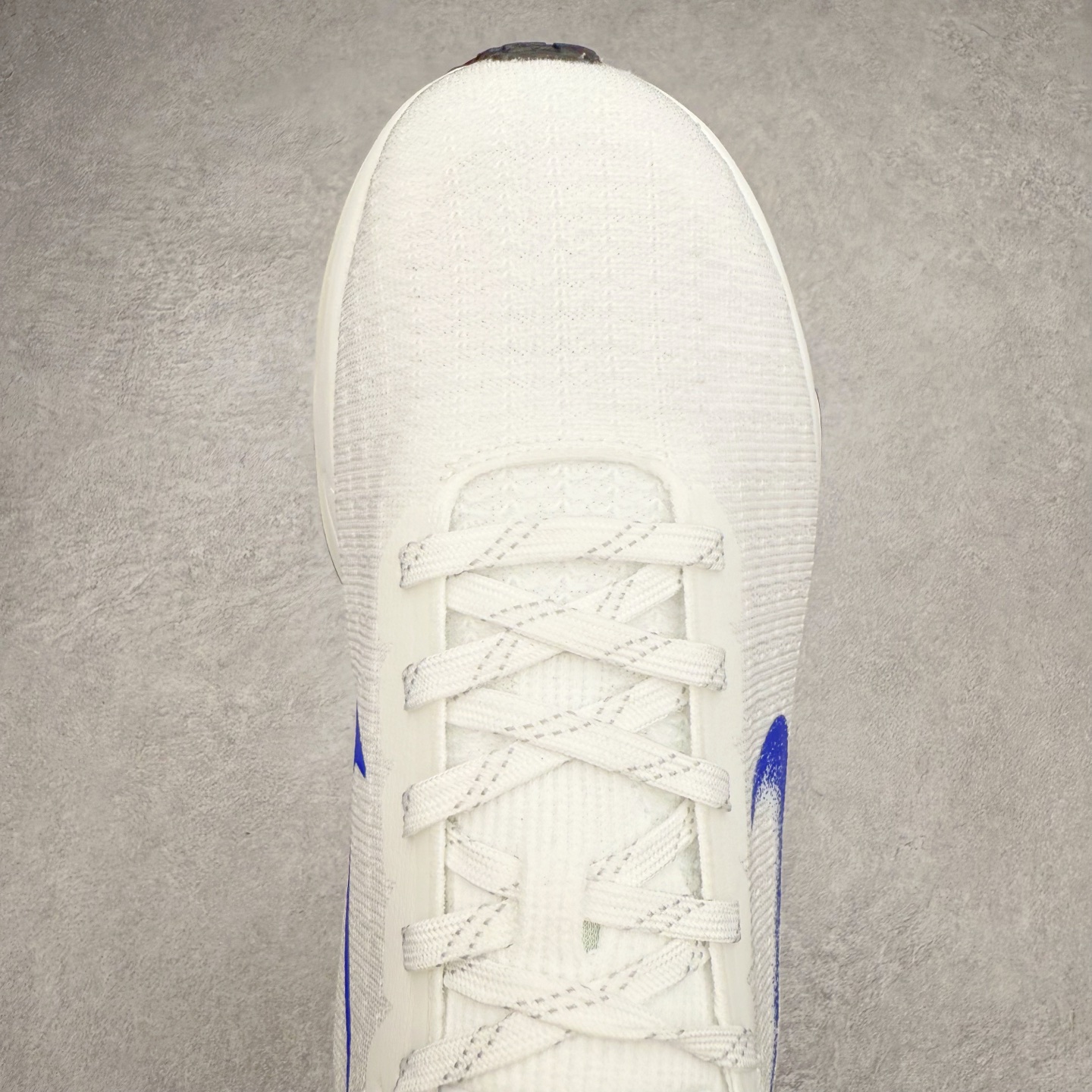 图片[4]-＃福利特价 NK ZoomX Invincible Run Flyknit FK3 不可战胜3代系列轻量飞织低帮休闲运动慢跑鞋 此鞋专为短跑运动员而生 是为 5 至 10 公里距离的赛事和训练打造 整体设计采用流线型的轻质工程网眼材质构成鞋面 并与其他 Running 旗舰鞋款同样搭载全脚掌 ZoomX 缓冲中底 搭配 Pebax 物料与橡胶外底 ZoomX StreakFly 首发配色以Prototype呈现 其灵感是来自开发期间的磨损测试 透过编号的标记与内侧的预期跑步距离突出研发过程 尺码：36 36.5 37.5 38 38.5 39 40 40.5 41 42 42.5 43 44 44.5 45-选品中心