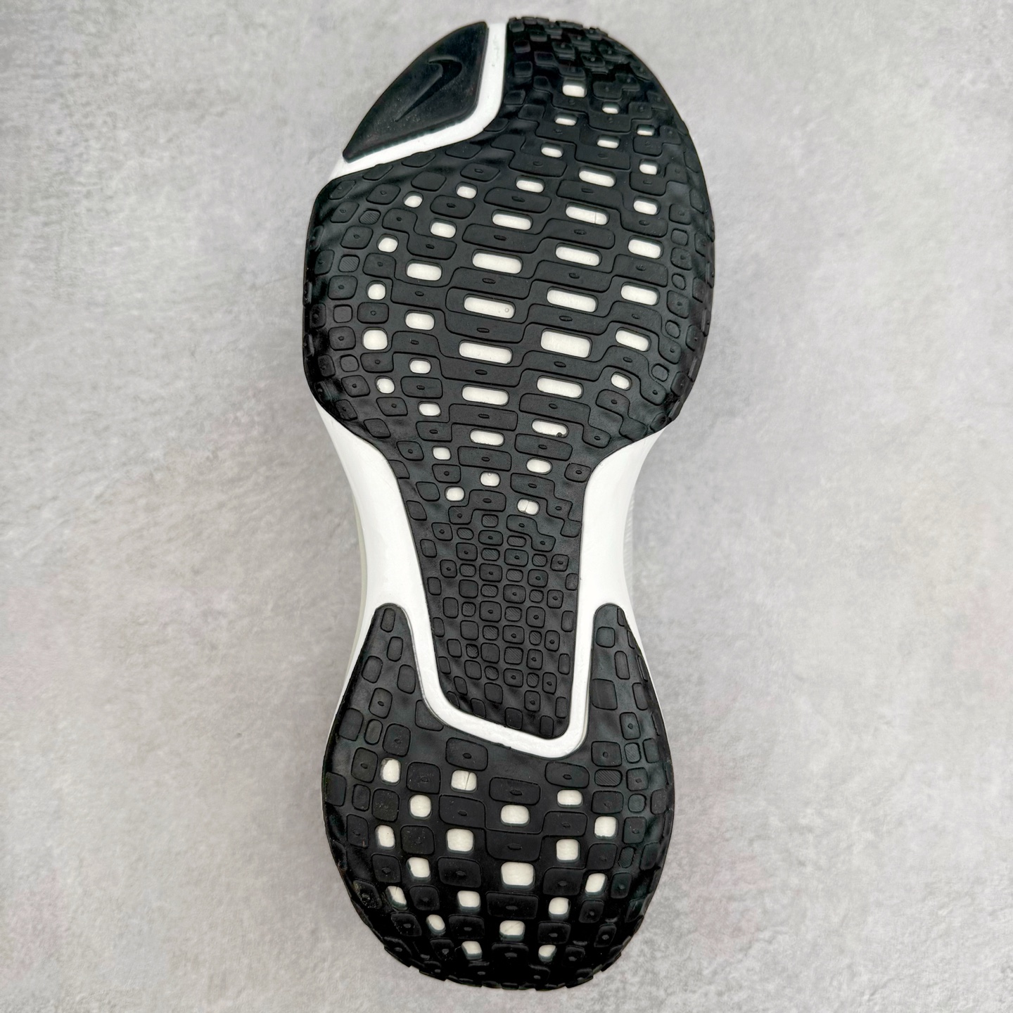 图片[9]-＃福利特价 NK ZoomX Invincible Run Flyknit FK3 不可战胜3代系列轻量飞织低帮休闲运动慢跑鞋 此鞋专为短跑运动员而生 是为 5 至 10 公里距离的赛事和训练打造 整体设计采用流线型的轻质工程网眼材质构成鞋面 并与其他 Running 旗舰鞋款同样搭载全脚掌 ZoomX 缓冲中底 搭配 Pebax 物料与橡胶外底 ZoomX StreakFly 首发配色以Prototype呈现 其灵感是来自开发期间的磨损测试 透过编号的标记与内侧的预期跑步距离突出研发过程 尺码：36 36.5 37.5 38 38.5 39 40 40.5 41 42 42.5 43 44 44.5 45-选品中心