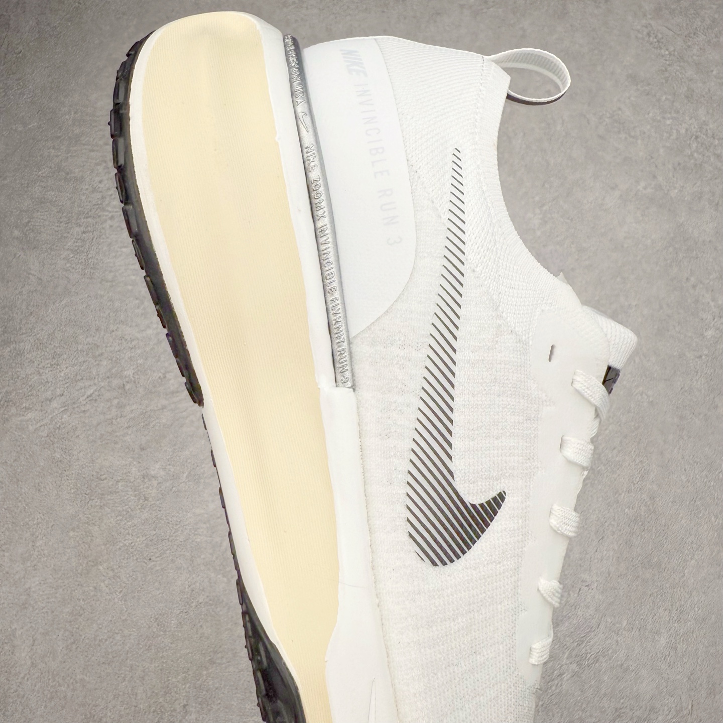 图片[6]-＃福利特价 NK ZoomX Invincible Run Flyknit FK3 不可战胜3代系列轻量飞织低帮休闲运动慢跑鞋 此鞋专为短跑运动员而生 是为 5 至 10 公里距离的赛事和训练打造 整体设计采用流线型的轻质工程网眼材质构成鞋面 并与其他 Running 旗舰鞋款同样搭载全脚掌 ZoomX 缓冲中底 搭配 Pebax 物料与橡胶外底 ZoomX StreakFly 首发配色以Prototype呈现 其灵感是来自开发期间的磨损测试 透过编号的标记与内侧的预期跑步距离突出研发过程 尺码：36 36.5 37.5 38 38.5 39 40 40.5 41 42 42.5 43 44 44.5 45-选品中心