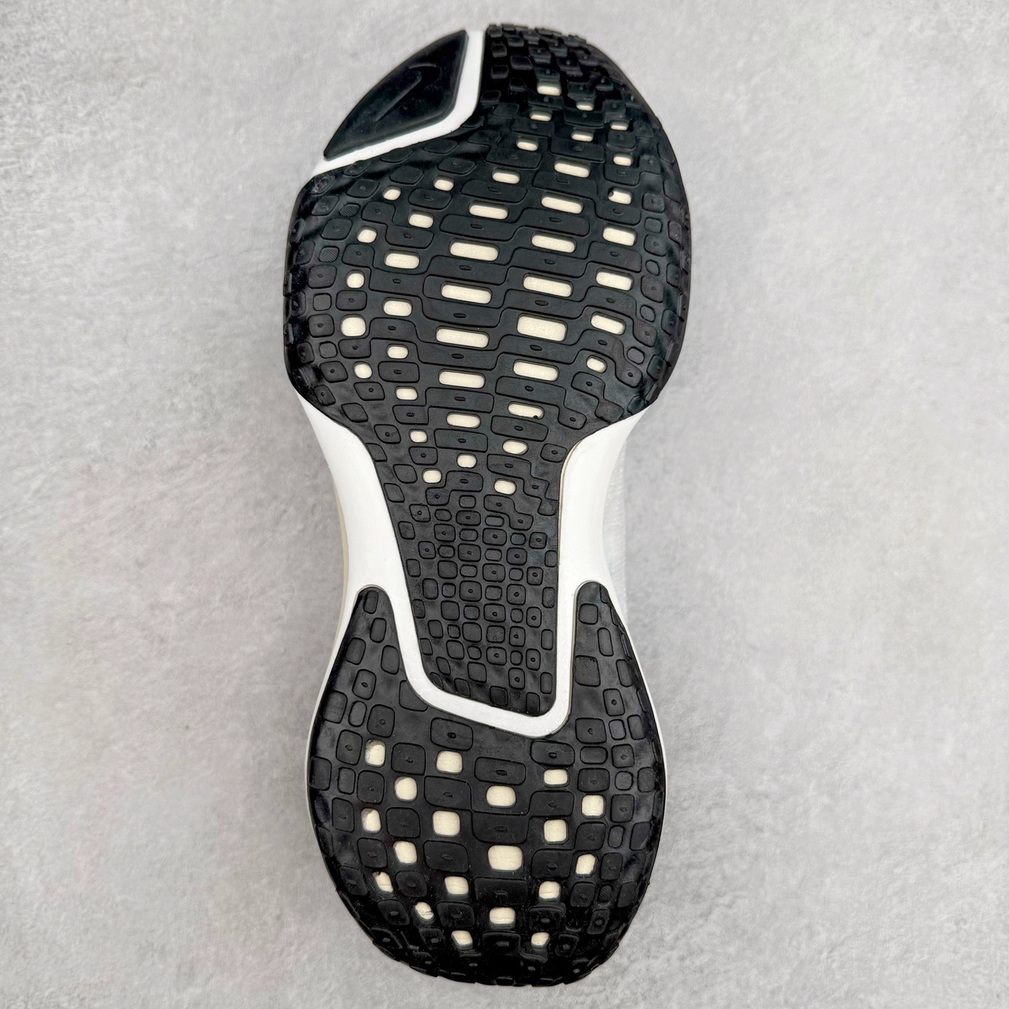 图片[9]-＃福利特价 NK ZoomX Invincible Run Flyknit FK3 不可战胜3代系列轻量飞织低帮休闲运动慢跑鞋 此鞋专为短跑运动员而生 是为 5 至 10 公里距离的赛事和训练打造 整体设计采用流线型的轻质工程网眼材质构成鞋面 并与其他 Running 旗舰鞋款同样搭载全脚掌 ZoomX 缓冲中底 搭配 Pebax 物料与橡胶外底 ZoomX StreakFly 首发配色以Prototype呈现 其灵感是来自开发期间的磨损测试 透过编号的标记与内侧的预期跑步距离突出研发过程 尺码：36 36.5 37.5 38 38.5 39 40 40.5 41 42 42.5 43 44 44.5 45-选品中心