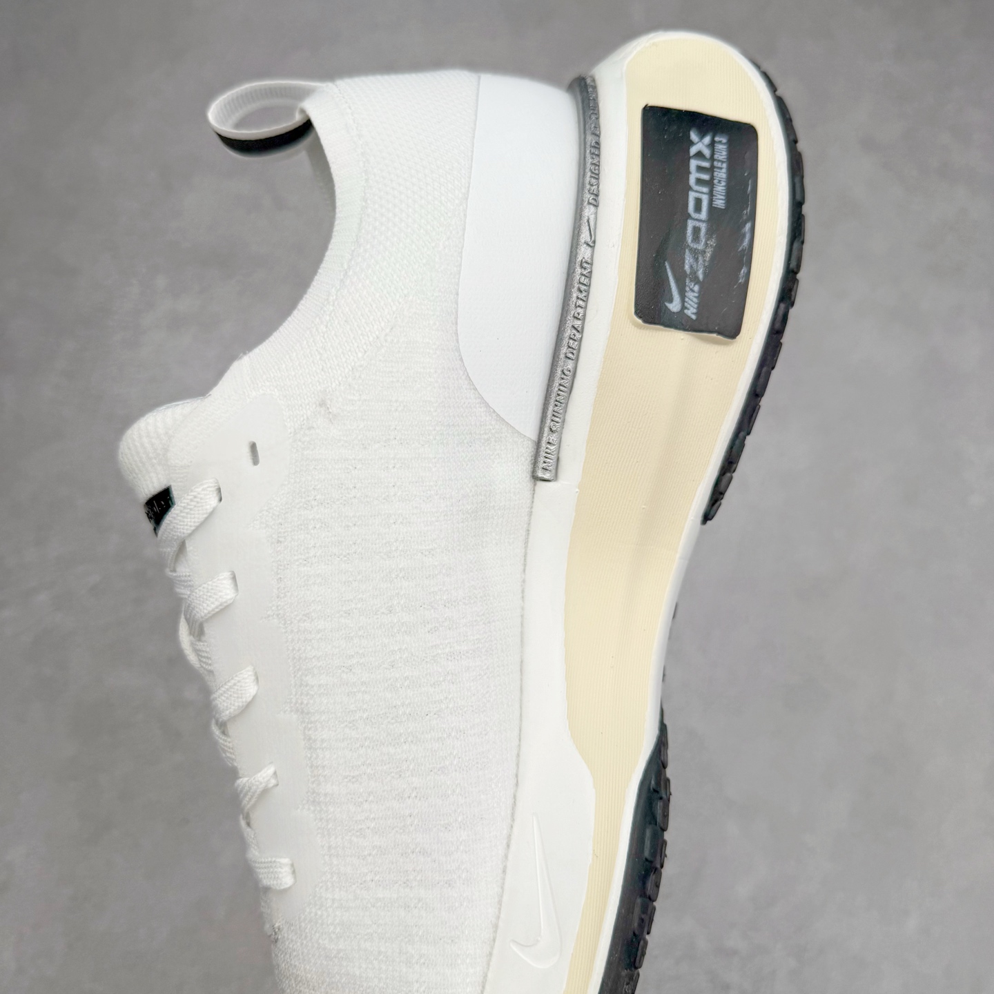 图片[7]-＃福利特价 NK ZoomX Invincible Run Flyknit FK3 不可战胜3代系列轻量飞织低帮休闲运动慢跑鞋 此鞋专为短跑运动员而生 是为 5 至 10 公里距离的赛事和训练打造 整体设计采用流线型的轻质工程网眼材质构成鞋面 并与其他 Running 旗舰鞋款同样搭载全脚掌 ZoomX 缓冲中底 搭配 Pebax 物料与橡胶外底 ZoomX StreakFly 首发配色以Prototype呈现 其灵感是来自开发期间的磨损测试 透过编号的标记与内侧的预期跑步距离突出研发过程 尺码：36 36.5 37.5 38 38.5 39 40 40.5 41 42 42.5 43 44 44.5 45-选品中心