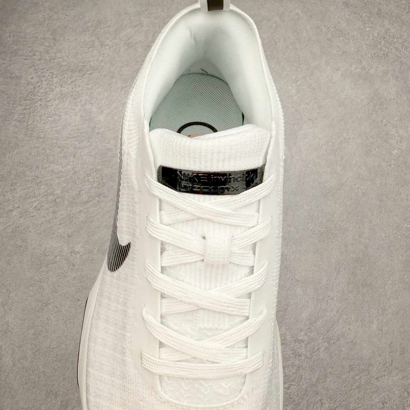 图片[5]-＃福利特价 NK ZoomX Invincible Run Flyknit FK3 不可战胜3代系列轻量飞织低帮休闲运动慢跑鞋 此鞋专为短跑运动员而生 是为 5 至 10 公里距离的赛事和训练打造 整体设计采用流线型的轻质工程网眼材质构成鞋面 并与其他 Running 旗舰鞋款同样搭载全脚掌 ZoomX 缓冲中底 搭配 Pebax 物料与橡胶外底 ZoomX StreakFly 首发配色以Prototype呈现 其灵感是来自开发期间的磨损测试 透过编号的标记与内侧的预期跑步距离突出研发过程 尺码：36 36.5 37.5 38 38.5 39 40 40.5 41 42 42.5 43 44 44.5 45-选品中心