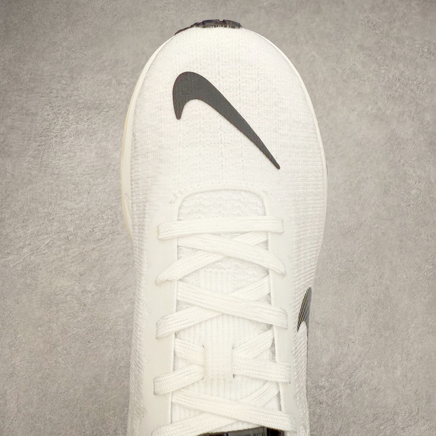 图片[4]-＃福利特价 NK ZoomX Invincible Run Flyknit FK3 不可战胜3代系列轻量飞织低帮休闲运动慢跑鞋 此鞋专为短跑运动员而生 是为 5 至 10 公里距离的赛事和训练打造 整体设计采用流线型的轻质工程网眼材质构成鞋面 并与其他 Running 旗舰鞋款同样搭载全脚掌 ZoomX 缓冲中底 搭配 Pebax 物料与橡胶外底 ZoomX StreakFly 首发配色以Prototype呈现 其灵感是来自开发期间的磨损测试 透过编号的标记与内侧的预期跑步距离突出研发过程 尺码：36 36.5 37.5 38 38.5 39 40 40.5 41 42 42.5 43 44 44.5 45-选品中心