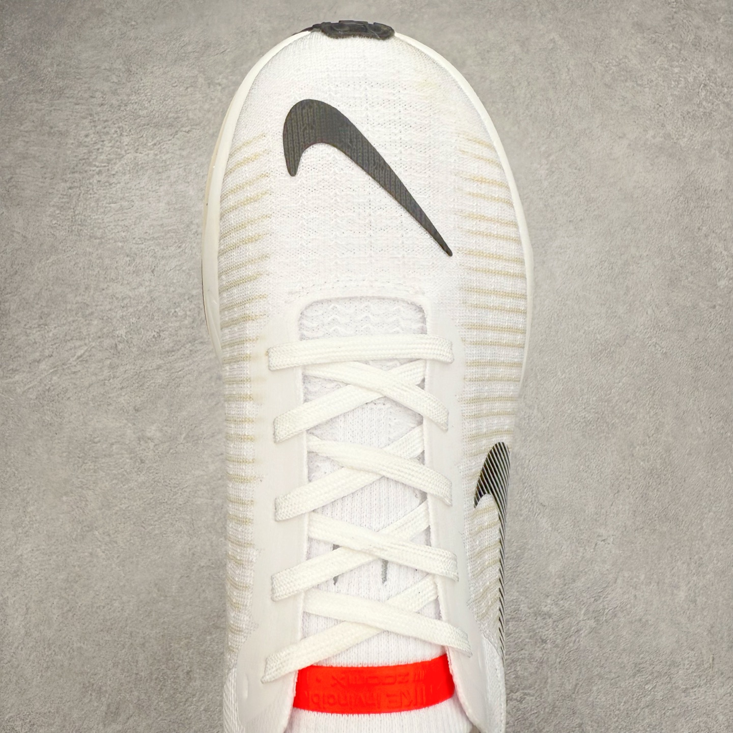 图片[4]-＃福利特价 NK ZoomX Invincible Run Flyknit FK3 不可战胜3代系列轻量飞织低帮休闲运动慢跑鞋 此鞋专为短跑运动员而生 是为 5 至 10 公里距离的赛事和训练打造 整体设计采用流线型的轻质工程网眼材质构成鞋面 并与其他 Running 旗舰鞋款同样搭载全脚掌 ZoomX 缓冲中底 搭配 Pebax 物料与橡胶外底 ZoomX StreakFly 首发配色以Prototype呈现 其灵感是来自开发期间的磨损测试 透过编号的标记与内侧的预期跑步距离突出研发过程 尺码：36 36.5 37.5 38 38.5 39 40 40.5 41 42 42.5 43 44 44.5 45-选品中心