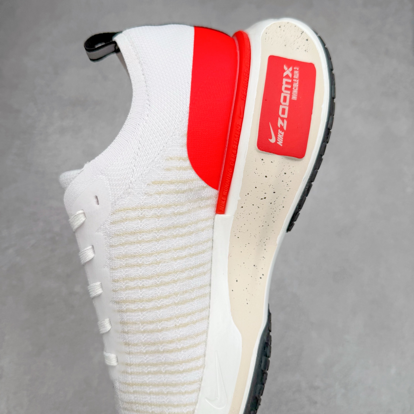 图片[7]-＃福利特价 NK ZoomX Invincible Run Flyknit FK3 不可战胜3代系列轻量飞织低帮休闲运动慢跑鞋 此鞋专为短跑运动员而生 是为 5 至 10 公里距离的赛事和训练打造 整体设计采用流线型的轻质工程网眼材质构成鞋面 并与其他 Running 旗舰鞋款同样搭载全脚掌 ZoomX 缓冲中底 搭配 Pebax 物料与橡胶外底 ZoomX StreakFly 首发配色以Prototype呈现 其灵感是来自开发期间的磨损测试 透过编号的标记与内侧的预期跑步距离突出研发过程 尺码：36 36.5 37.5 38 38.5 39 40 40.5 41 42 42.5 43 44 44.5 45-选品中心