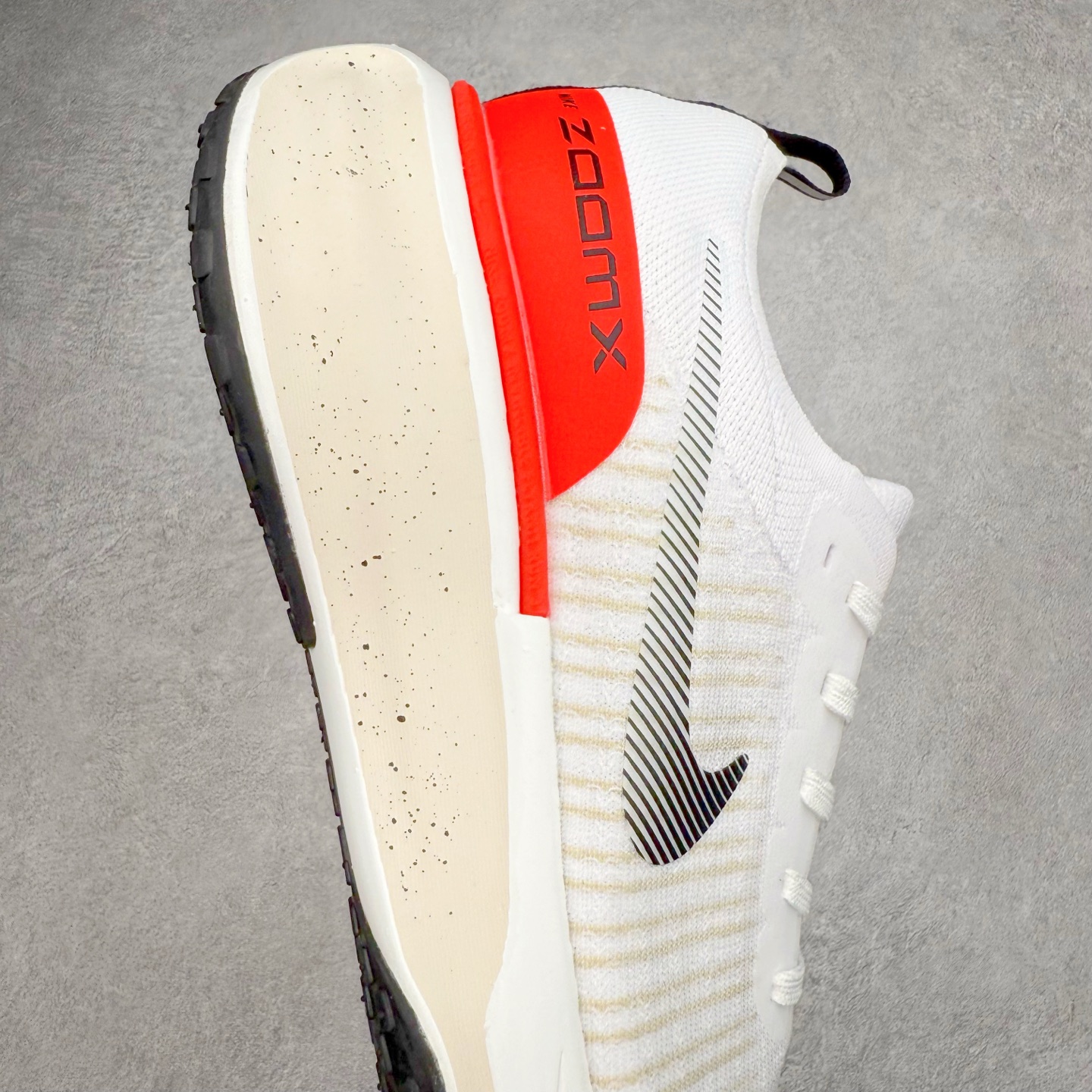 图片[6]-＃福利特价 NK ZoomX Invincible Run Flyknit FK3 不可战胜3代系列轻量飞织低帮休闲运动慢跑鞋 此鞋专为短跑运动员而生 是为 5 至 10 公里距离的赛事和训练打造 整体设计采用流线型的轻质工程网眼材质构成鞋面 并与其他 Running 旗舰鞋款同样搭载全脚掌 ZoomX 缓冲中底 搭配 Pebax 物料与橡胶外底 ZoomX StreakFly 首发配色以Prototype呈现 其灵感是来自开发期间的磨损测试 透过编号的标记与内侧的预期跑步距离突出研发过程 尺码：36 36.5 37.5 38 38.5 39 40 40.5 41 42 42.5 43 44 44.5 45-选品中心