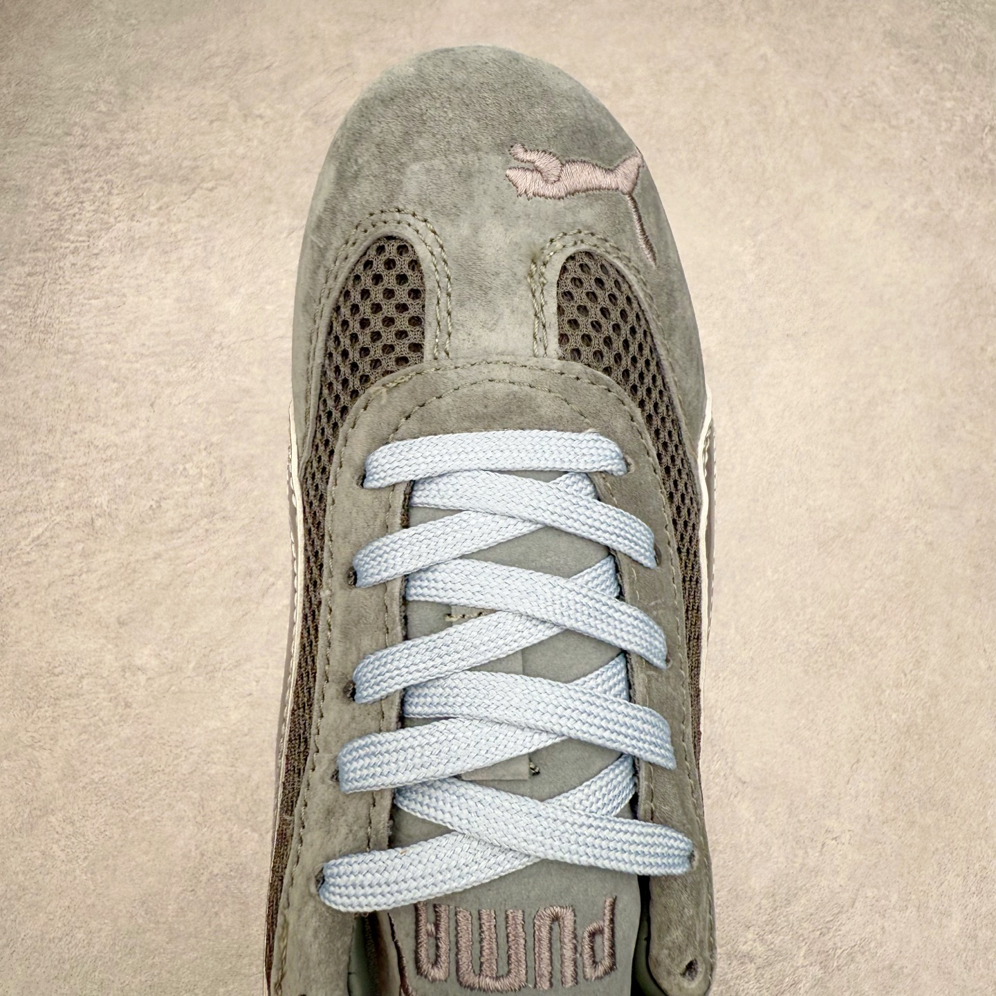 图片[4]-＃特价福利 PUMA Speedca OG 彪马极速赛车系列低帮德训风拼接复古百搭休闲运动赛车鞋 鞋款从80、90年代赛车手所穿的防火赛车鞋为原型，鞋身线条模仿了赛车的流线廓形，体现了空气动力学原理的结构。简约流畅的外观，恰好又和贯穿其中的Formstrip Logo融合恰到好处，视觉上细节丰富且协调。本次Speedcat OG鞋款归来，最大看点自然式保留了窄版鞋型以及薄底构造。这两年各品牌鞋底越做越厚，Speedcat反其道而行之，上脚几乎无鞋底的效果带来耳目一新的视觉体验。鞋面依旧是以质感细腻的麂皮材质打造，并且大面积近乎全包裹的使用，复古味道也愈发浓烈。配色上更是将最原始的黑色和红色带回，向F1赛车队的标志性队服致敬。相信让各位一眼种草的更多是出挑的大红色，上脚即可瞬间点亮整体造型，在以球鞋为核心的OOTD中脱颖而出。而另一款黑色则是低调的万金油，彰显新潮个性的同时又不喧宾夺主，也是热爱简约系穿搭朋友的首选。 尺码：35.5 36 37 37.5 38 38.5 39 40 40.5 41 42 42.5 43 44 44.5 45-选品中心