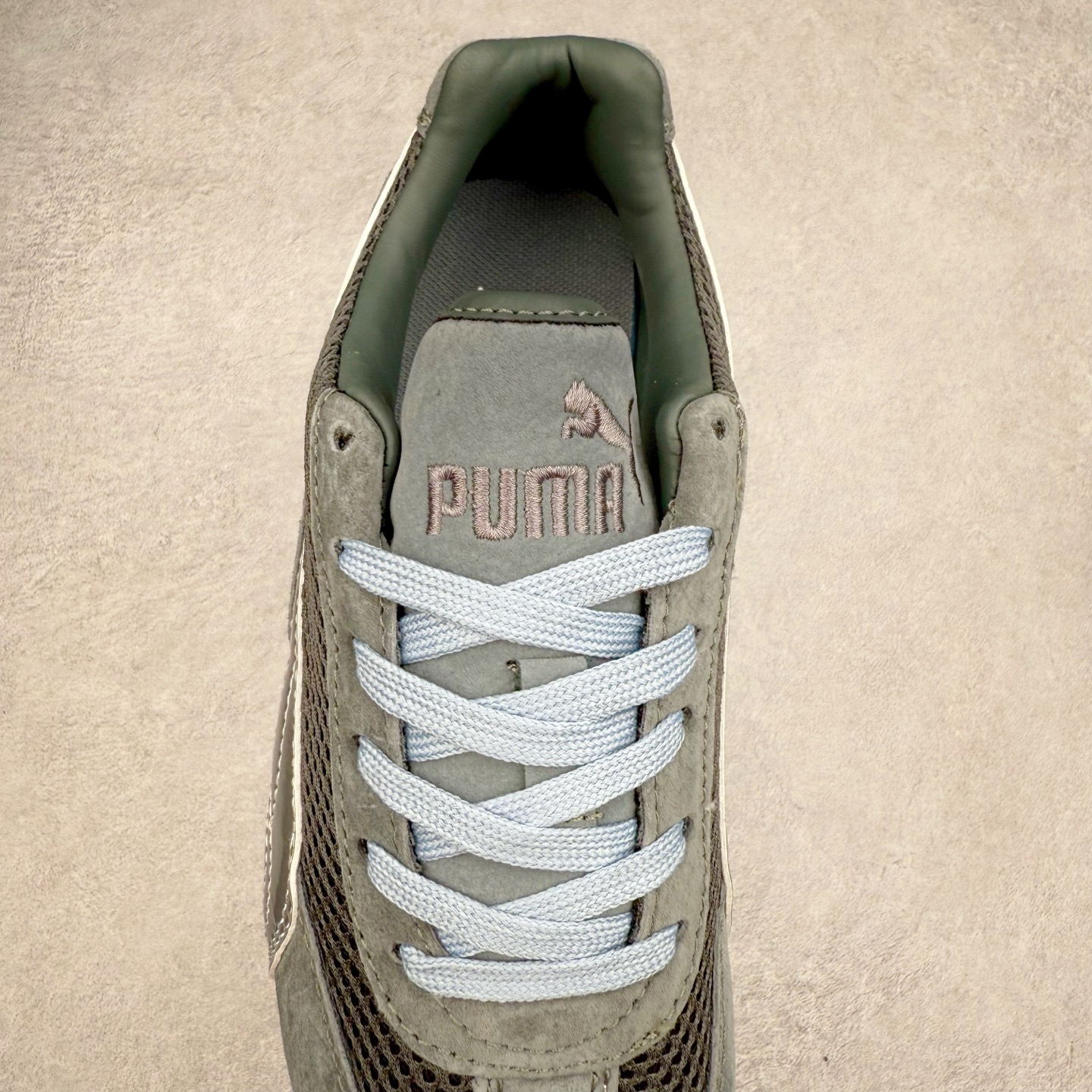 图片[5]-＃特价福利 PUMA Speedca OG 彪马极速赛车系列低帮德训风拼接复古百搭休闲运动赛车鞋 鞋款从80、90年代赛车手所穿的防火赛车鞋为原型，鞋身线条模仿了赛车的流线廓形，体现了空气动力学原理的结构。简约流畅的外观，恰好又和贯穿其中的Formstrip Logo融合恰到好处，视觉上细节丰富且协调。本次Speedcat OG鞋款归来，最大看点自然式保留了窄版鞋型以及薄底构造。这两年各品牌鞋底越做越厚，Speedcat反其道而行之，上脚几乎无鞋底的效果带来耳目一新的视觉体验。鞋面依旧是以质感细腻的麂皮材质打造，并且大面积近乎全包裹的使用，复古味道也愈发浓烈。配色上更是将最原始的黑色和红色带回，向F1赛车队的标志性队服致敬。相信让各位一眼种草的更多是出挑的大红色，上脚即可瞬间点亮整体造型，在以球鞋为核心的OOTD中脱颖而出。而另一款黑色则是低调的万金油，彰显新潮个性的同时又不喧宾夺主，也是热爱简约系穿搭朋友的首选。 尺码：35.5 36 37 37.5 38 38.5 39 40 40.5 41 42 42.5 43 44 44.5 45-选品中心