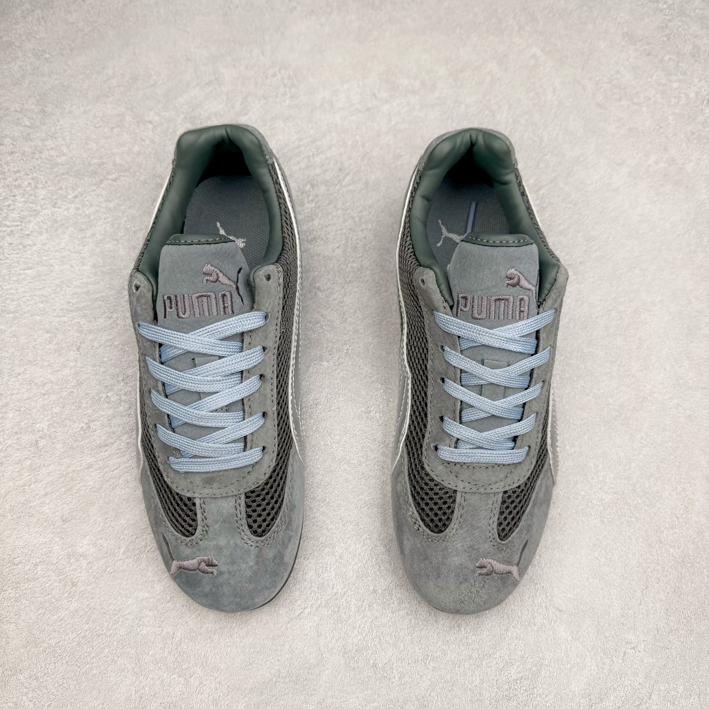 图片[2]-＃特价福利 PUMA Speedca OG 彪马极速赛车系列低帮德训风拼接复古百搭休闲运动赛车鞋 鞋款从80、90年代赛车手所穿的防火赛车鞋为原型，鞋身线条模仿了赛车的流线廓形，体现了空气动力学原理的结构。简约流畅的外观，恰好又和贯穿其中的Formstrip Logo融合恰到好处，视觉上细节丰富且协调。本次Speedcat OG鞋款归来，最大看点自然式保留了窄版鞋型以及薄底构造。这两年各品牌鞋底越做越厚，Speedcat反其道而行之，上脚几乎无鞋底的效果带来耳目一新的视觉体验。鞋面依旧是以质感细腻的麂皮材质打造，并且大面积近乎全包裹的使用，复古味道也愈发浓烈。配色上更是将最原始的黑色和红色带回，向F1赛车队的标志性队服致敬。相信让各位一眼种草的更多是出挑的大红色，上脚即可瞬间点亮整体造型，在以球鞋为核心的OOTD中脱颖而出。而另一款黑色则是低调的万金油，彰显新潮个性的同时又不喧宾夺主，也是热爱简约系穿搭朋友的首选。 尺码：35.5 36 37 37.5 38 38.5 39 40 40.5 41 42 42.5 43 44 44.5 45-选品中心