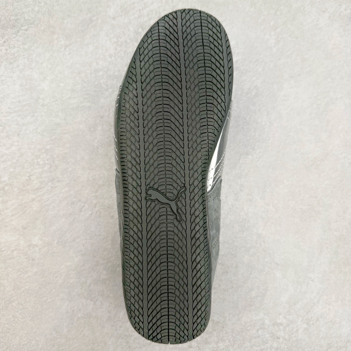 图片[9]-＃特价福利 PUMA Speedca OG 彪马极速赛车系列低帮德训风拼接复古百搭休闲运动赛车鞋 鞋款从80、90年代赛车手所穿的防火赛车鞋为原型，鞋身线条模仿了赛车的流线廓形，体现了空气动力学原理的结构。简约流畅的外观，恰好又和贯穿其中的Formstrip Logo融合恰到好处，视觉上细节丰富且协调。本次Speedcat OG鞋款归来，最大看点自然式保留了窄版鞋型以及薄底构造。这两年各品牌鞋底越做越厚，Speedcat反其道而行之，上脚几乎无鞋底的效果带来耳目一新的视觉体验。鞋面依旧是以质感细腻的麂皮材质打造，并且大面积近乎全包裹的使用，复古味道也愈发浓烈。配色上更是将最原始的黑色和红色带回，向F1赛车队的标志性队服致敬。相信让各位一眼种草的更多是出挑的大红色，上脚即可瞬间点亮整体造型，在以球鞋为核心的OOTD中脱颖而出。而另一款黑色则是低调的万金油，彰显新潮个性的同时又不喧宾夺主，也是热爱简约系穿搭朋友的首选。 尺码：35.5 36 37 37.5 38 38.5 39 40 40.5 41 42 42.5 43 44 44.5 45-选品中心