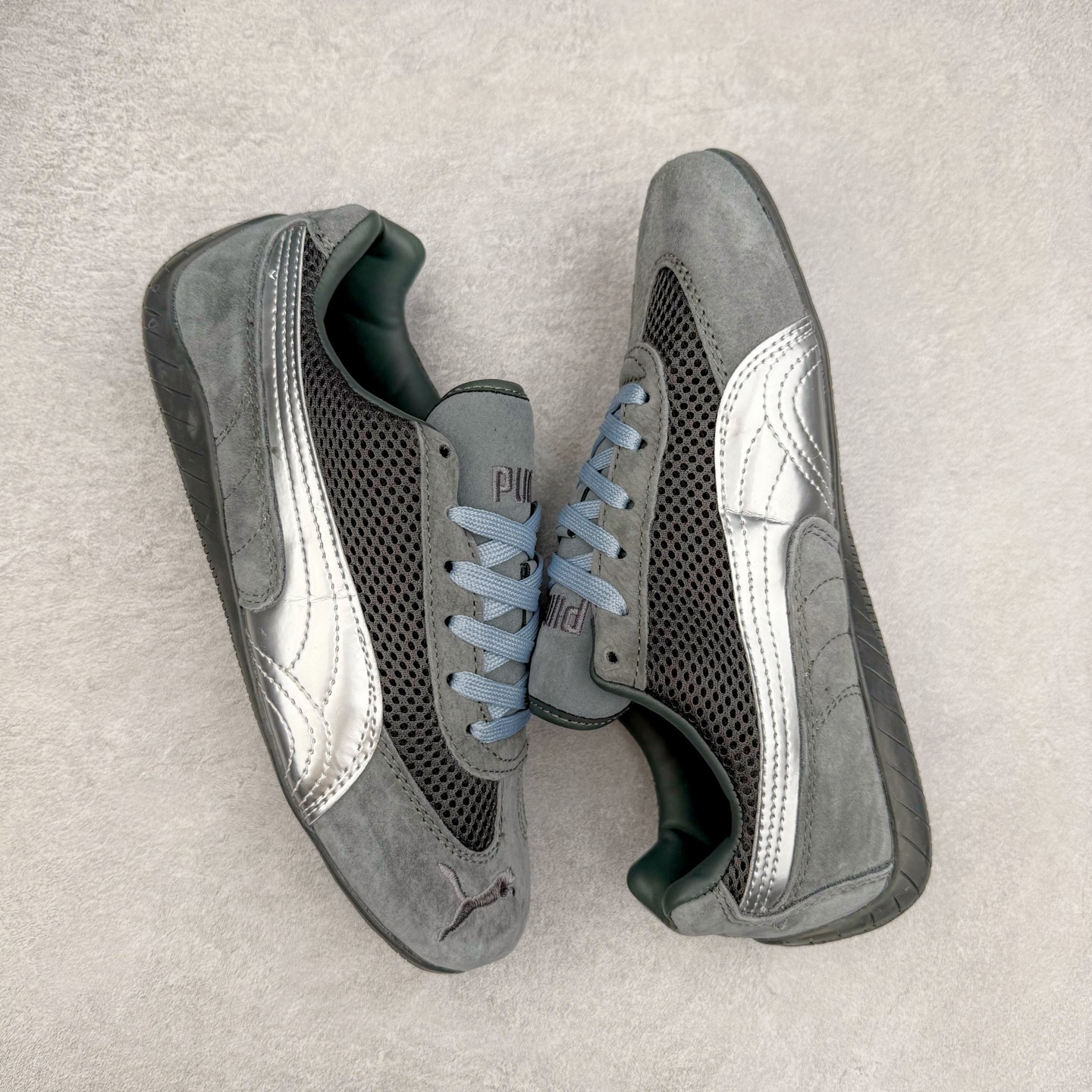 图片[3]-＃特价福利 PUMA Speedca OG 彪马极速赛车系列低帮德训风拼接复古百搭休闲运动赛车鞋 鞋款从80、90年代赛车手所穿的防火赛车鞋为原型，鞋身线条模仿了赛车的流线廓形，体现了空气动力学原理的结构。简约流畅的外观，恰好又和贯穿其中的Formstrip Logo融合恰到好处，视觉上细节丰富且协调。本次Speedcat OG鞋款归来，最大看点自然式保留了窄版鞋型以及薄底构造。这两年各品牌鞋底越做越厚，Speedcat反其道而行之，上脚几乎无鞋底的效果带来耳目一新的视觉体验。鞋面依旧是以质感细腻的麂皮材质打造，并且大面积近乎全包裹的使用，复古味道也愈发浓烈。配色上更是将最原始的黑色和红色带回，向F1赛车队的标志性队服致敬。相信让各位一眼种草的更多是出挑的大红色，上脚即可瞬间点亮整体造型，在以球鞋为核心的OOTD中脱颖而出。而另一款黑色则是低调的万金油，彰显新潮个性的同时又不喧宾夺主，也是热爱简约系穿搭朋友的首选。 尺码：35.5 36 37 37.5 38 38.5 39 40 40.5 41 42 42.5 43 44 44.5 45-选品中心