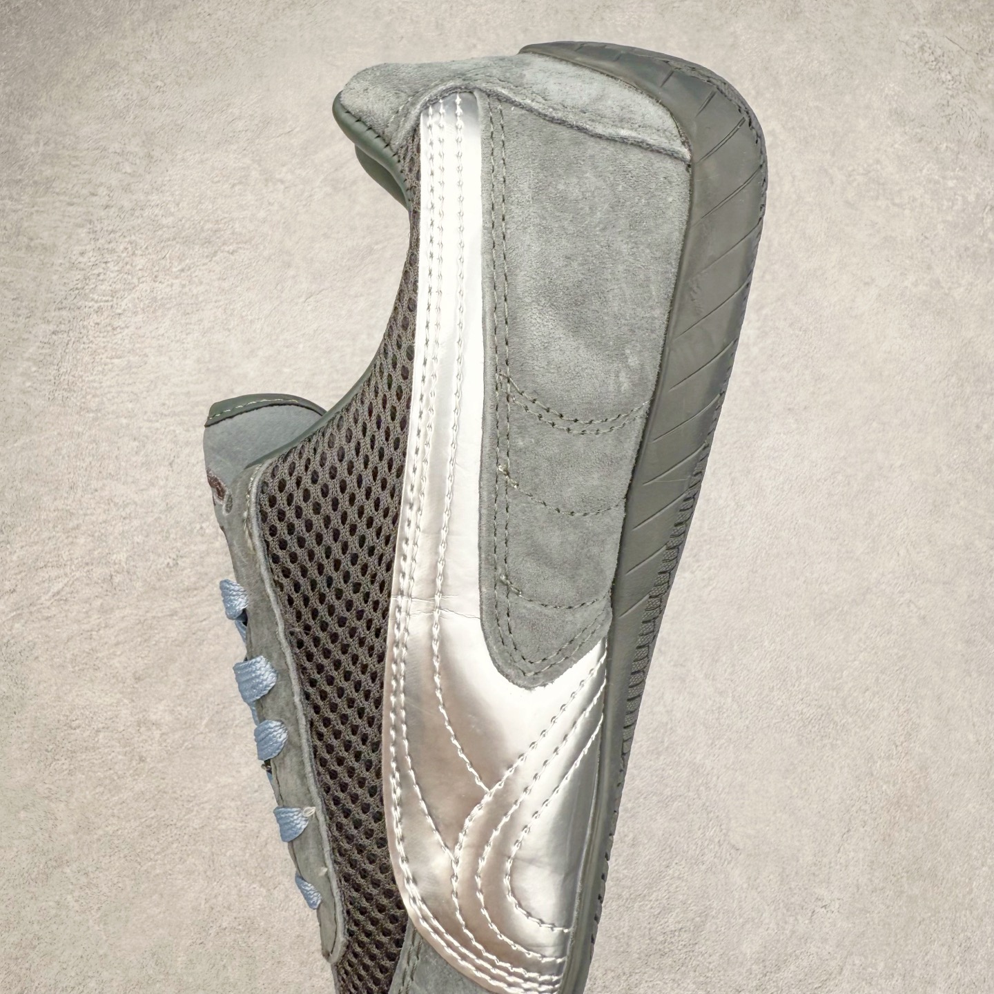 图片[7]-＃特价福利 PUMA Speedca OG 彪马极速赛车系列低帮德训风拼接复古百搭休闲运动赛车鞋 鞋款从80、90年代赛车手所穿的防火赛车鞋为原型，鞋身线条模仿了赛车的流线廓形，体现了空气动力学原理的结构。简约流畅的外观，恰好又和贯穿其中的Formstrip Logo融合恰到好处，视觉上细节丰富且协调。本次Speedcat OG鞋款归来，最大看点自然式保留了窄版鞋型以及薄底构造。这两年各品牌鞋底越做越厚，Speedcat反其道而行之，上脚几乎无鞋底的效果带来耳目一新的视觉体验。鞋面依旧是以质感细腻的麂皮材质打造，并且大面积近乎全包裹的使用，复古味道也愈发浓烈。配色上更是将最原始的黑色和红色带回，向F1赛车队的标志性队服致敬。相信让各位一眼种草的更多是出挑的大红色，上脚即可瞬间点亮整体造型，在以球鞋为核心的OOTD中脱颖而出。而另一款黑色则是低调的万金油，彰显新潮个性的同时又不喧宾夺主，也是热爱简约系穿搭朋友的首选。 尺码：35.5 36 37 37.5 38 38.5 39 40 40.5 41 42 42.5 43 44 44.5 45-选品中心