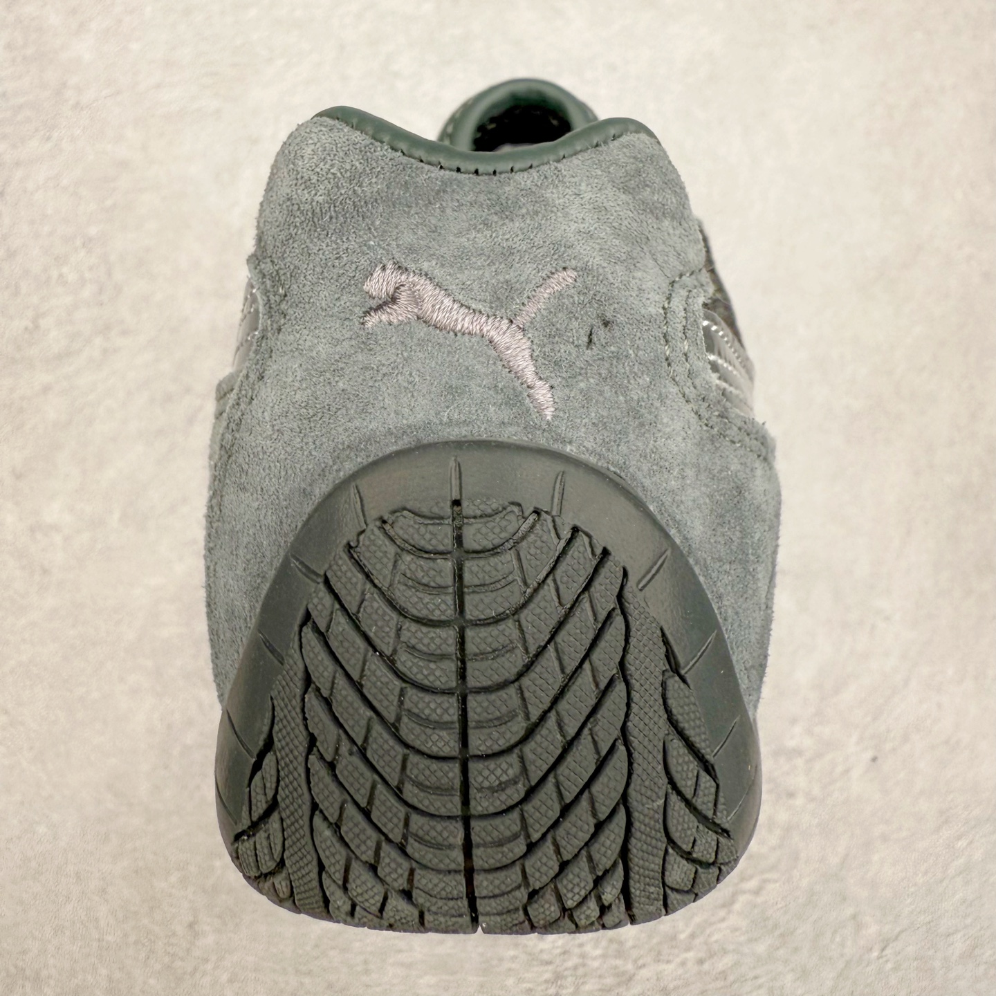 图片[8]-＃特价福利 PUMA Speedca OG 彪马极速赛车系列低帮德训风拼接复古百搭休闲运动赛车鞋 鞋款从80、90年代赛车手所穿的防火赛车鞋为原型，鞋身线条模仿了赛车的流线廓形，体现了空气动力学原理的结构。简约流畅的外观，恰好又和贯穿其中的Formstrip Logo融合恰到好处，视觉上细节丰富且协调。本次Speedcat OG鞋款归来，最大看点自然式保留了窄版鞋型以及薄底构造。这两年各品牌鞋底越做越厚，Speedcat反其道而行之，上脚几乎无鞋底的效果带来耳目一新的视觉体验。鞋面依旧是以质感细腻的麂皮材质打造，并且大面积近乎全包裹的使用，复古味道也愈发浓烈。配色上更是将最原始的黑色和红色带回，向F1赛车队的标志性队服致敬。相信让各位一眼种草的更多是出挑的大红色，上脚即可瞬间点亮整体造型，在以球鞋为核心的OOTD中脱颖而出。而另一款黑色则是低调的万金油，彰显新潮个性的同时又不喧宾夺主，也是热爱简约系穿搭朋友的首选。 尺码：35.5 36 37 37.5 38 38.5 39 40 40.5 41 42 42.5 43 44 44.5 45-选品中心