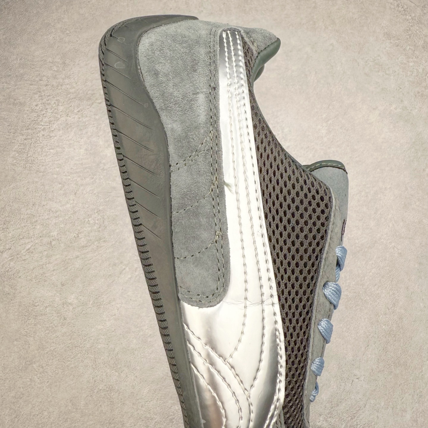 图片[6]-＃特价福利 PUMA Speedca OG 彪马极速赛车系列低帮德训风拼接复古百搭休闲运动赛车鞋 鞋款从80、90年代赛车手所穿的防火赛车鞋为原型，鞋身线条模仿了赛车的流线廓形，体现了空气动力学原理的结构。简约流畅的外观，恰好又和贯穿其中的Formstrip Logo融合恰到好处，视觉上细节丰富且协调。本次Speedcat OG鞋款归来，最大看点自然式保留了窄版鞋型以及薄底构造。这两年各品牌鞋底越做越厚，Speedcat反其道而行之，上脚几乎无鞋底的效果带来耳目一新的视觉体验。鞋面依旧是以质感细腻的麂皮材质打造，并且大面积近乎全包裹的使用，复古味道也愈发浓烈。配色上更是将最原始的黑色和红色带回，向F1赛车队的标志性队服致敬。相信让各位一眼种草的更多是出挑的大红色，上脚即可瞬间点亮整体造型，在以球鞋为核心的OOTD中脱颖而出。而另一款黑色则是低调的万金油，彰显新潮个性的同时又不喧宾夺主，也是热爱简约系穿搭朋友的首选。 尺码：35.5 36 37 37.5 38 38.5 39 40 40.5 41 42 42.5 43 44 44.5 45-选品中心