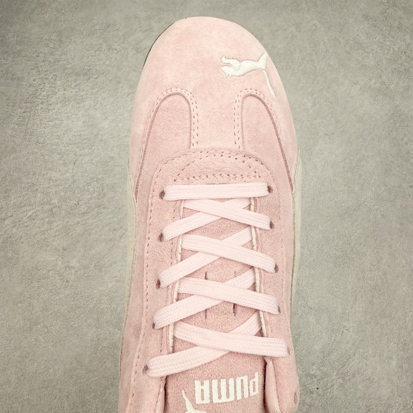 图片[4]-＃特价福利 PUMA Speedca OG 彪马极速赛车系列低帮德训风拼接复古百搭休闲运动赛车鞋 鞋款从80、90年代赛车手所穿的防火赛车鞋为原型，鞋身线条模仿了赛车的流线廓形，体现了空气动力学原理的结构。简约流畅的外观，恰好又和贯穿其中的Formstrip Logo融合恰到好处，视觉上细节丰富且协调。本次Speedcat OG鞋款归来，最大看点自然式保留了窄版鞋型以及薄底构造。这两年各品牌鞋底越做越厚，Speedcat反其道而行之，上脚几乎无鞋底的效果带来耳目一新的视觉体验。鞋面依旧是以质感细腻的麂皮材质打造，并且大面积近乎全包裹的使用，复古味道也愈发浓烈。配色上更是将最原始的黑色和红色带回，向F1赛车队的标志性队服致敬。相信让各位一眼种草的更多是出挑的大红色，上脚即可瞬间点亮整体造型，在以球鞋为核心的OOTD中脱颖而出。而另一款黑色则是低调的万金油，彰显新潮个性的同时又不喧宾夺主，也是热爱简约系穿搭朋友的首选。 尺码：35.5 36 37 37.5 38 38.5 39 40 40.5 41 42 42.5 43 44 44.5 45-选品中心